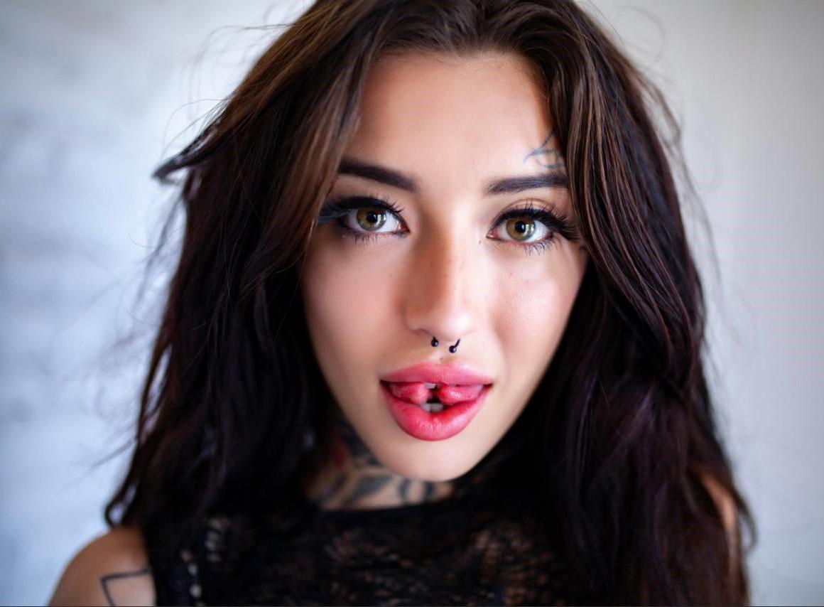 I'm the split-tongued girl you want : split_tongue