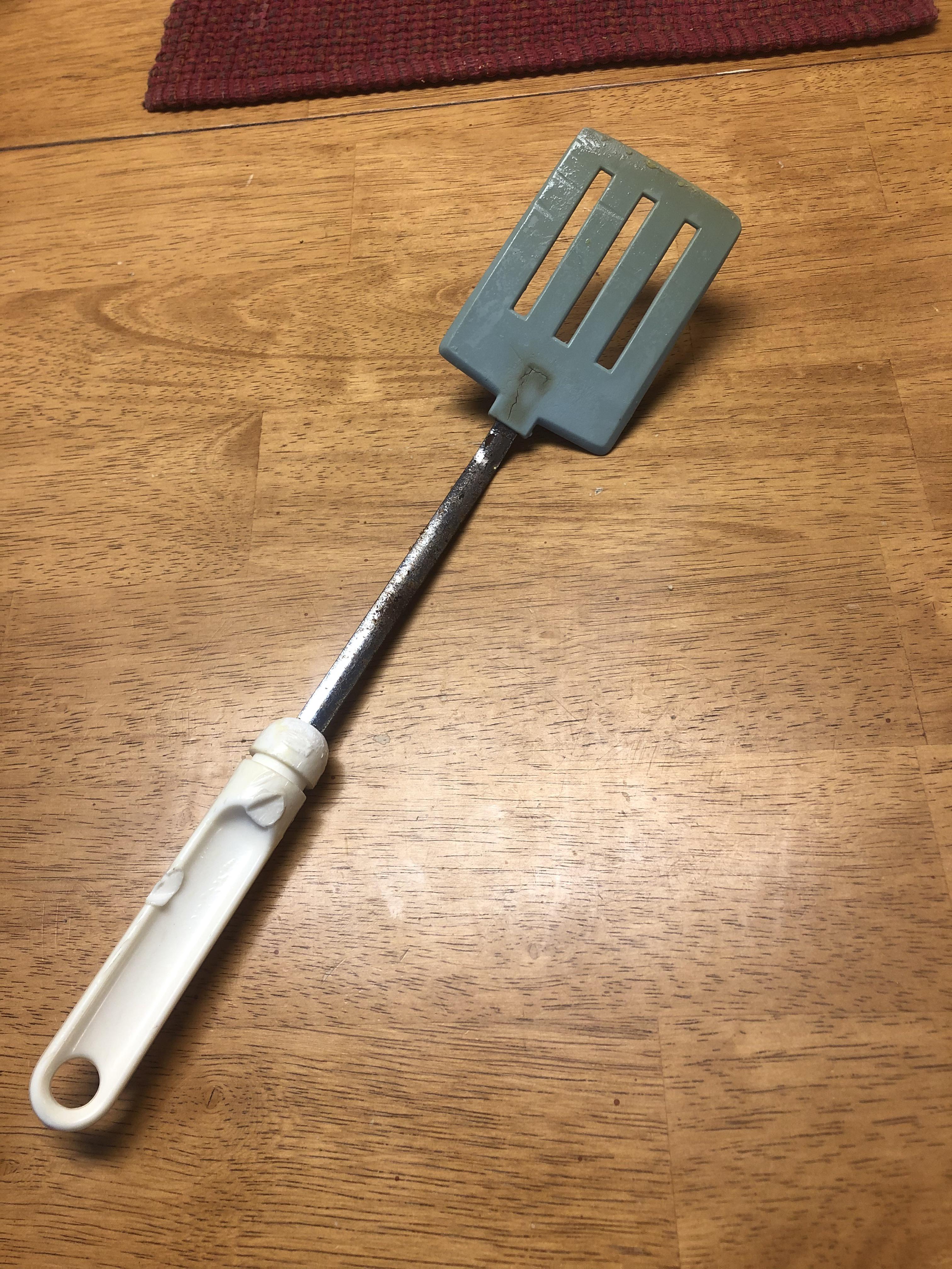 Need help identifying this spatula, my mom has had it for 30+ years