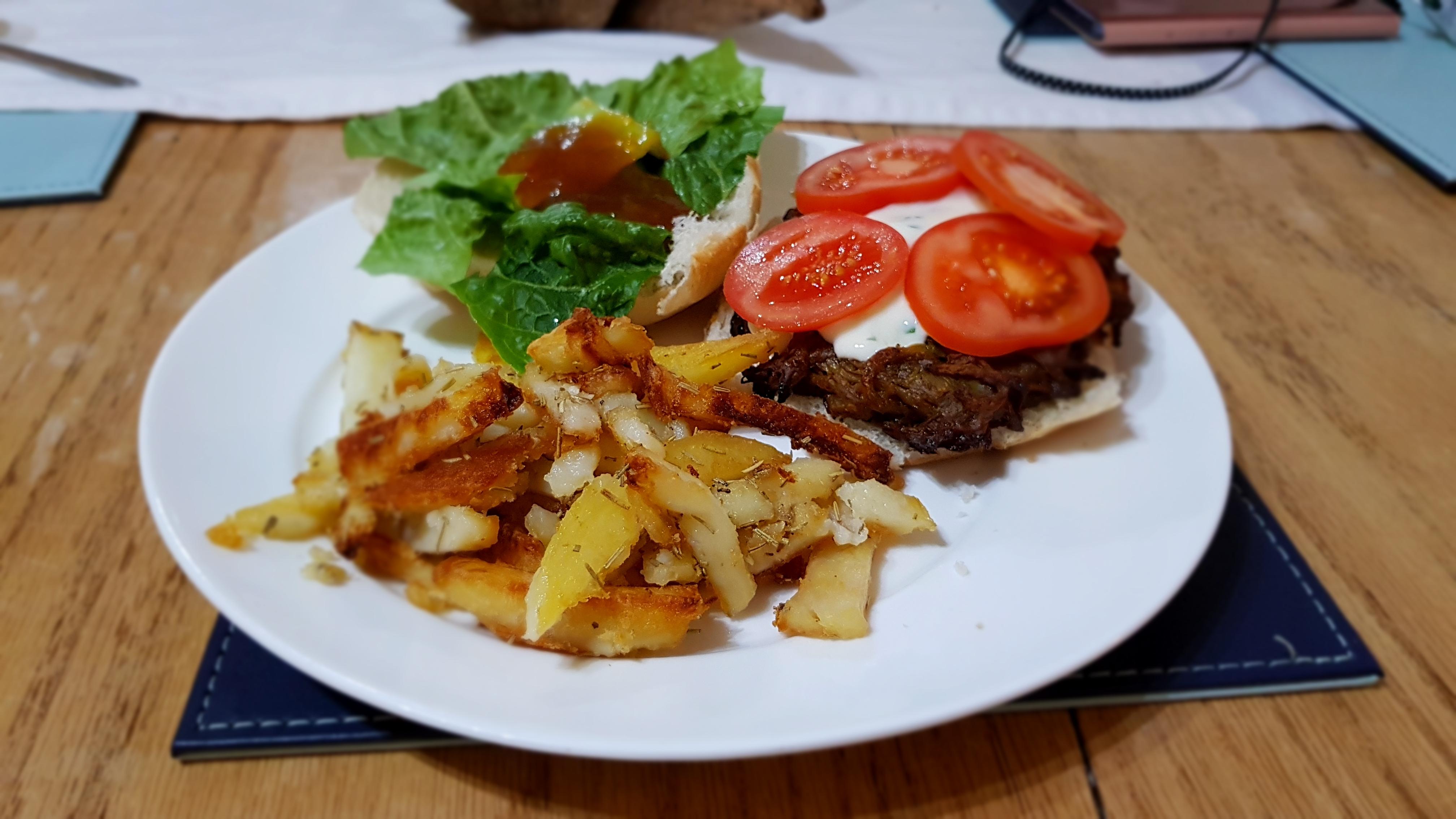 [Homemade] Onion Bhaji burger with Rosemary & Garlic fries r/food