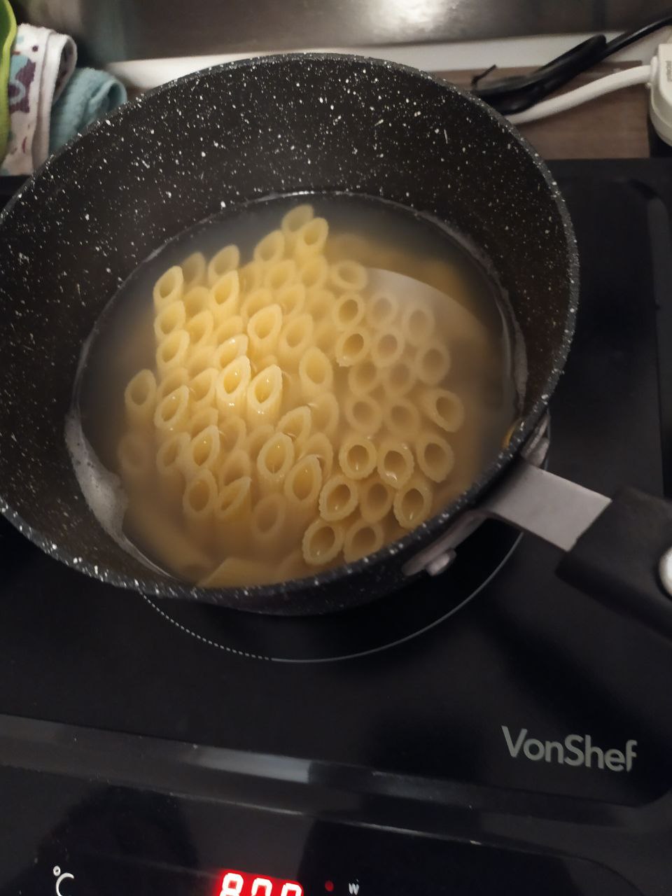 My pasta stood up for itself r/mildlyinteresting
