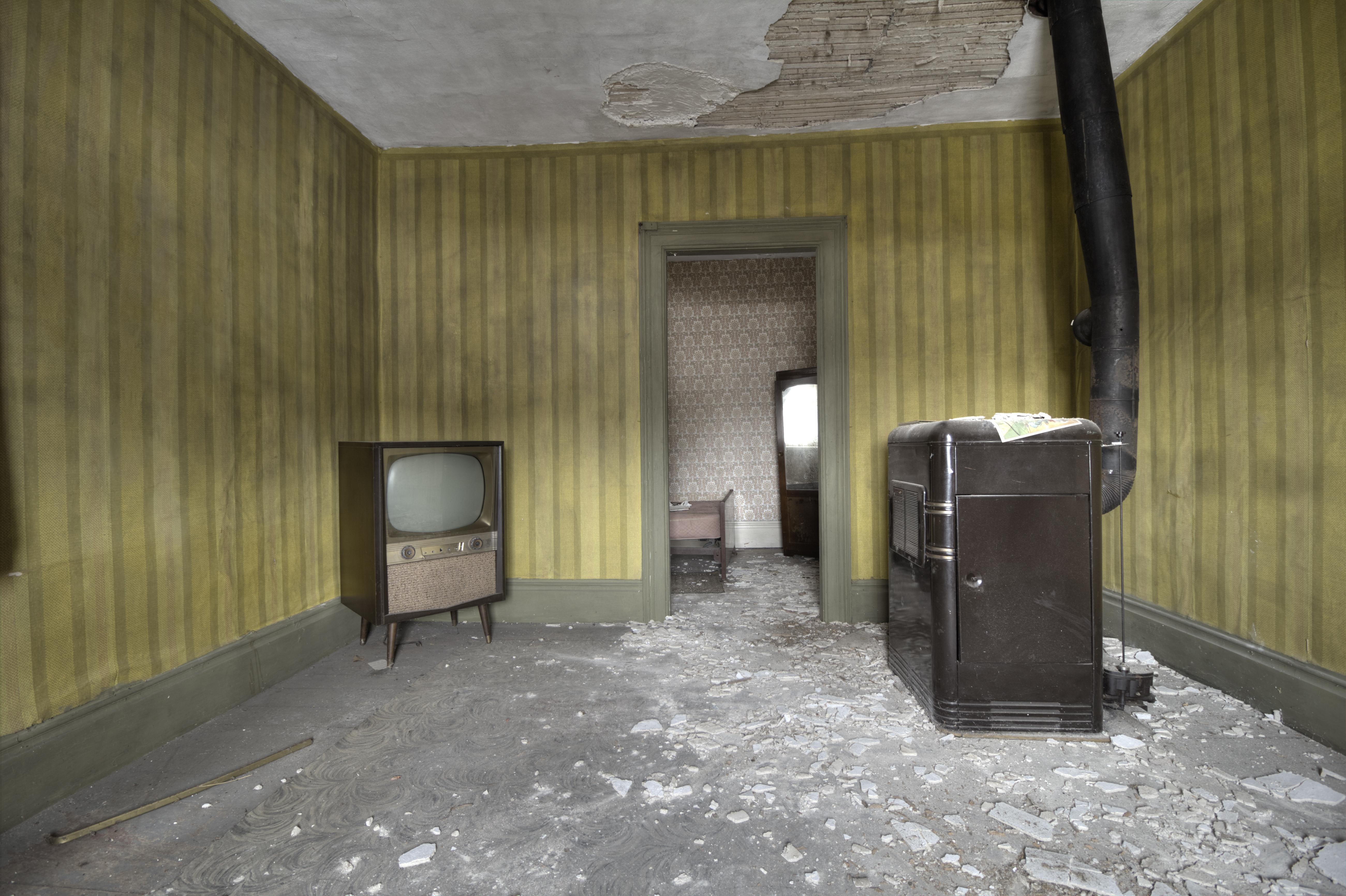 Abandoned Ontario House with Antiques! [5202 x 3465] [OC] r/AbandonedPorn