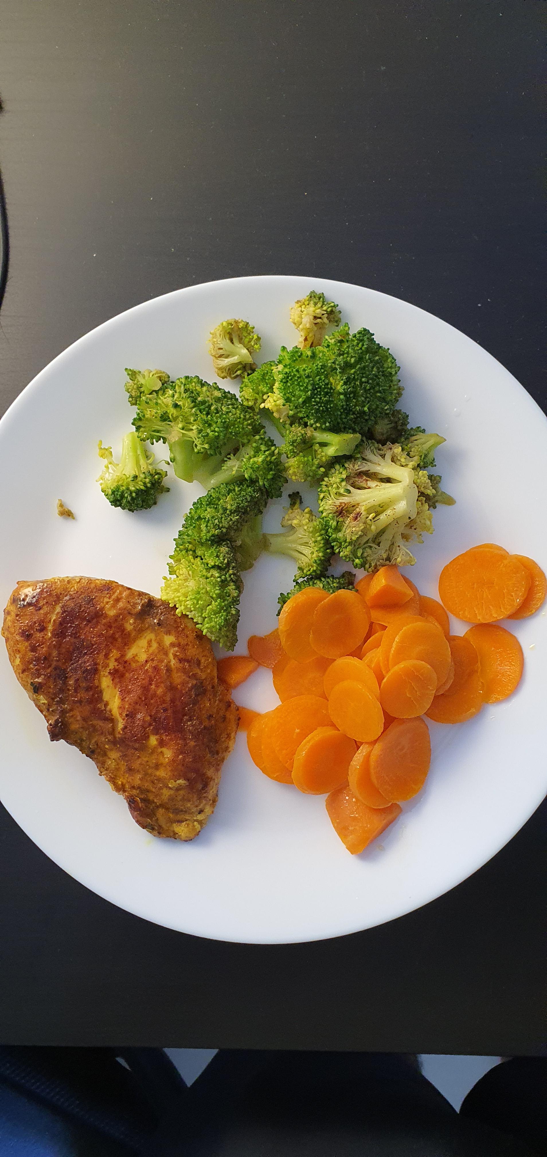 Pan fried Chicken breast with olive oil, brocoli and carrots r