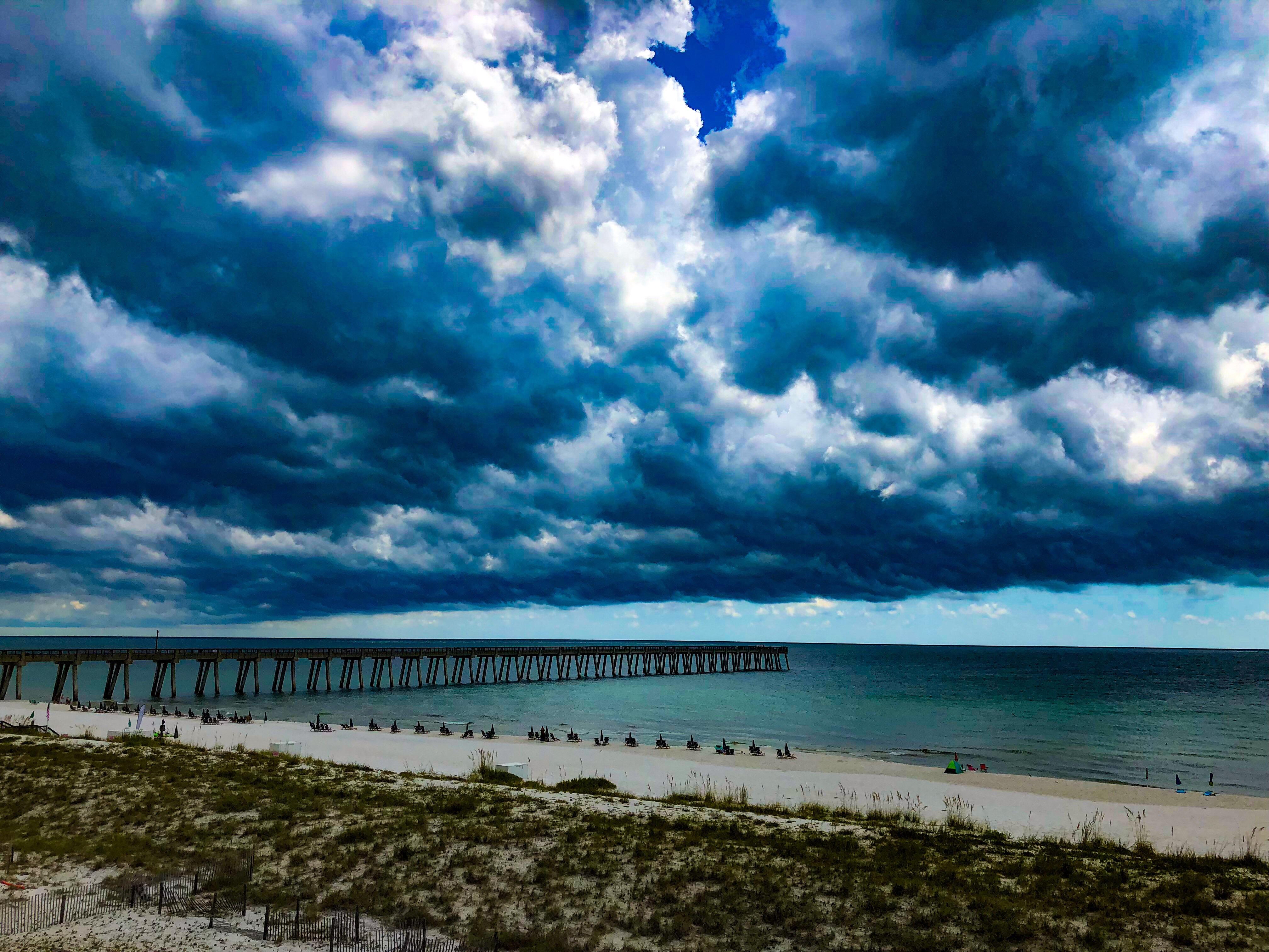 Storms rolling in at Navarre Beach, FL r/SkyPorn