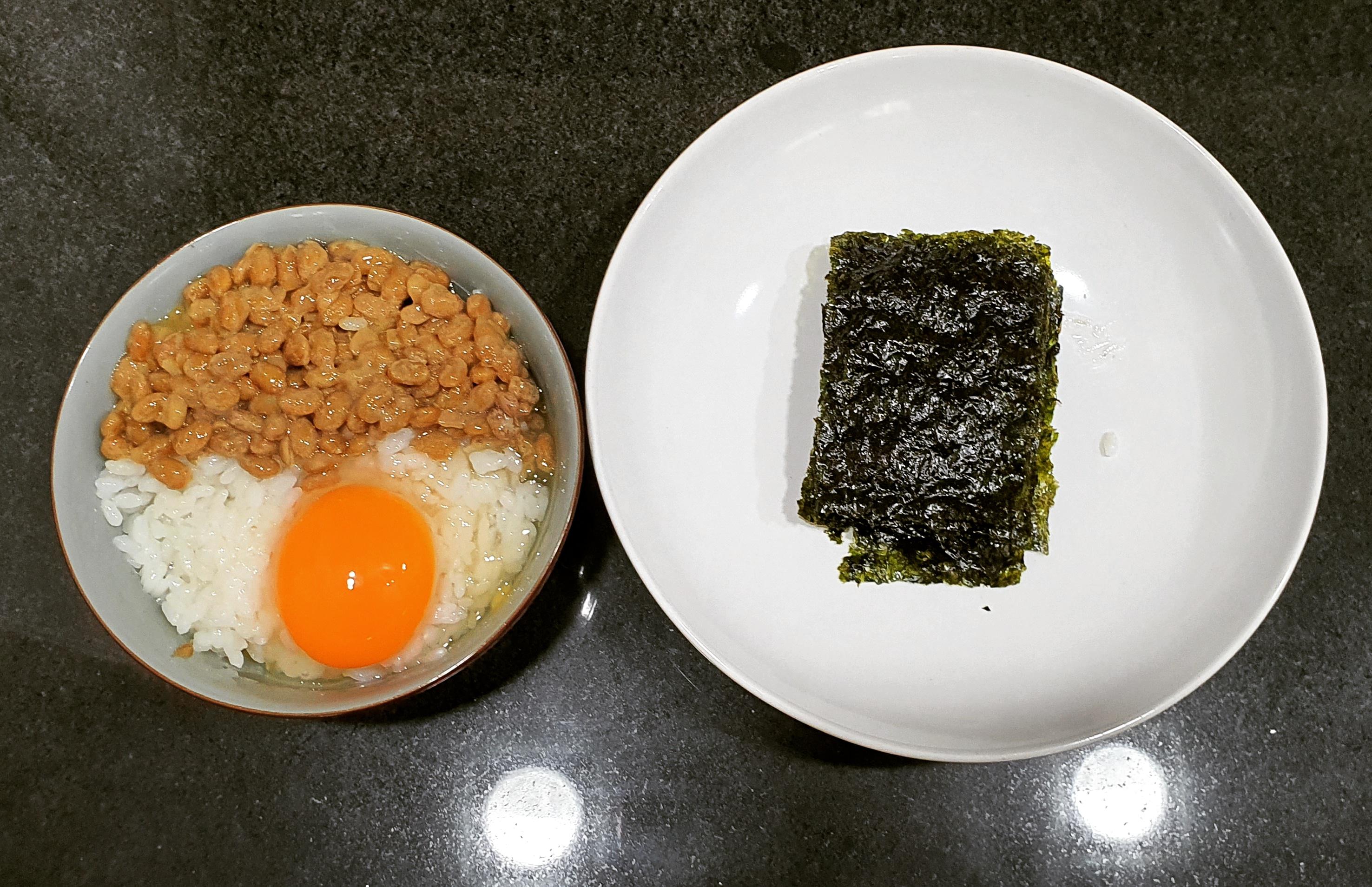 I made rice, it with egg, natto and seaweed ( Tamago kake gohan) r/vegetarian
