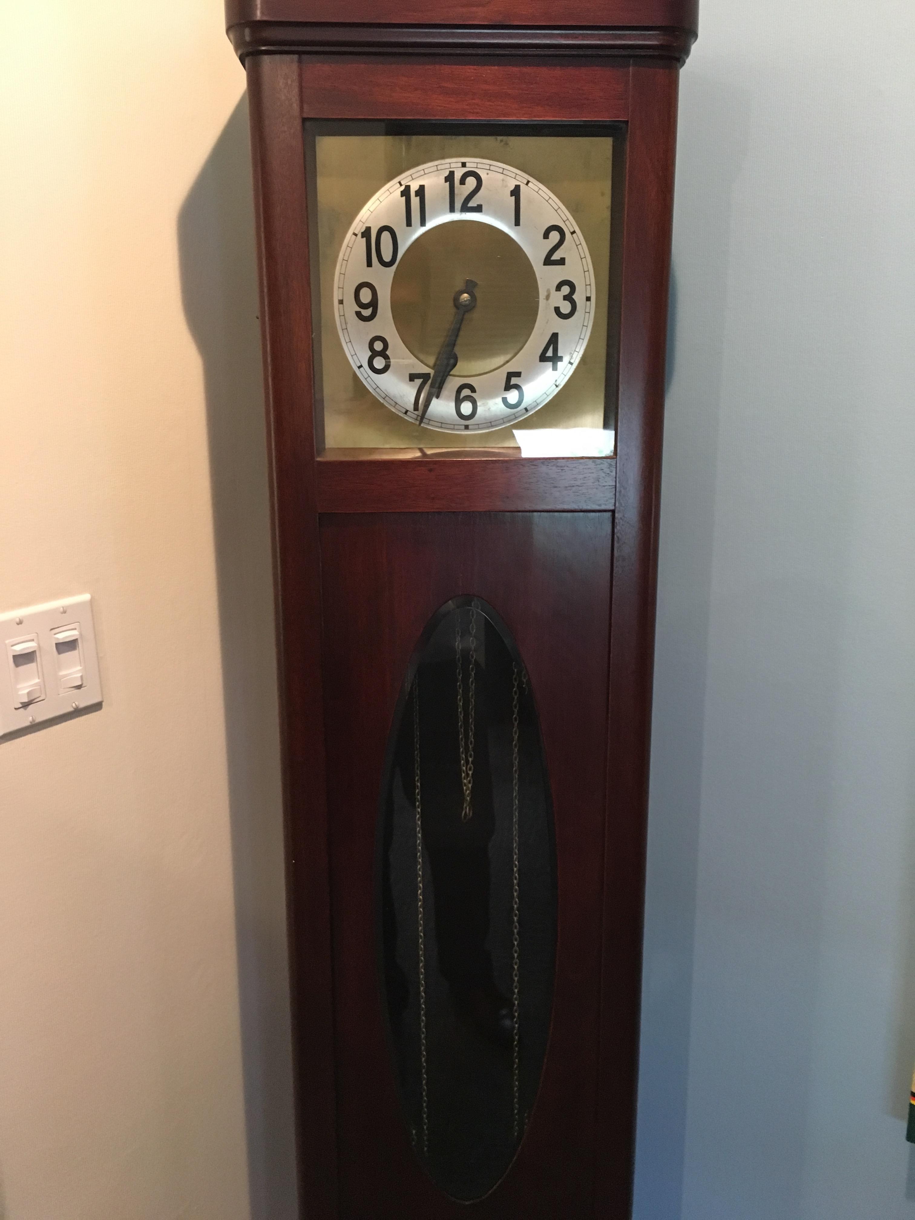 Need help identifying clock and how to obtain a key for the side r