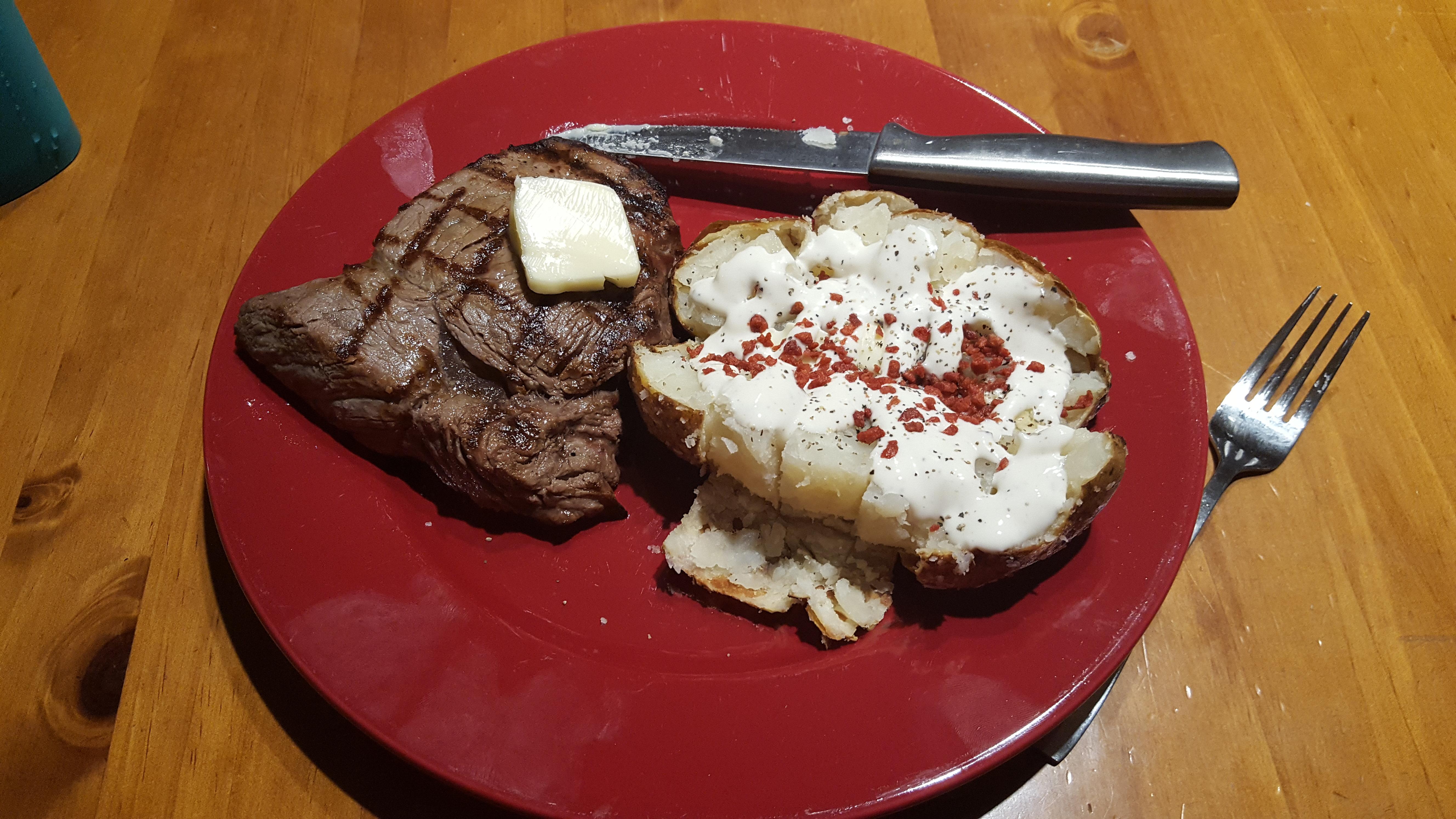 [Homemade] Sirloin steak and baked potato r/food