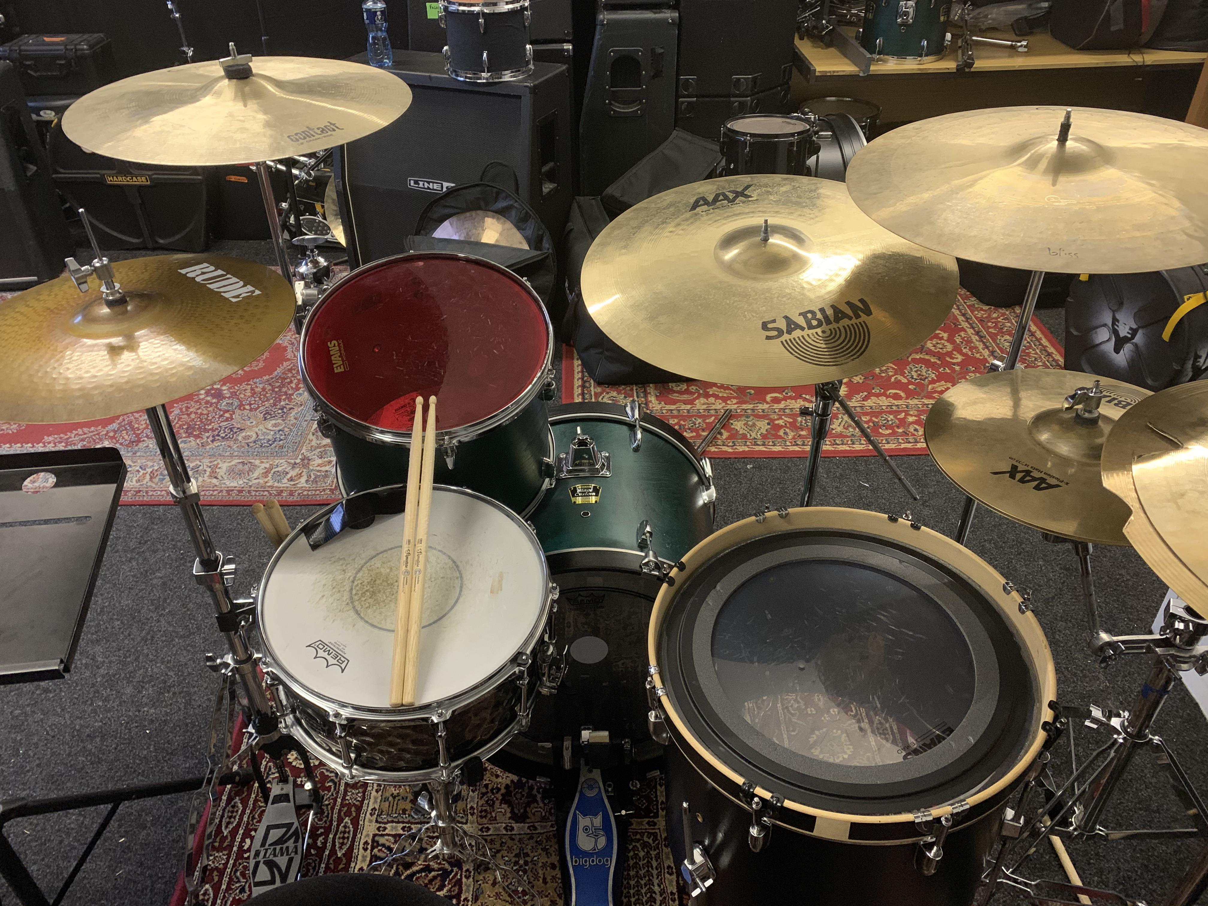 So here is my “gigging” kit. That is a 14” floor tom as a rack and an