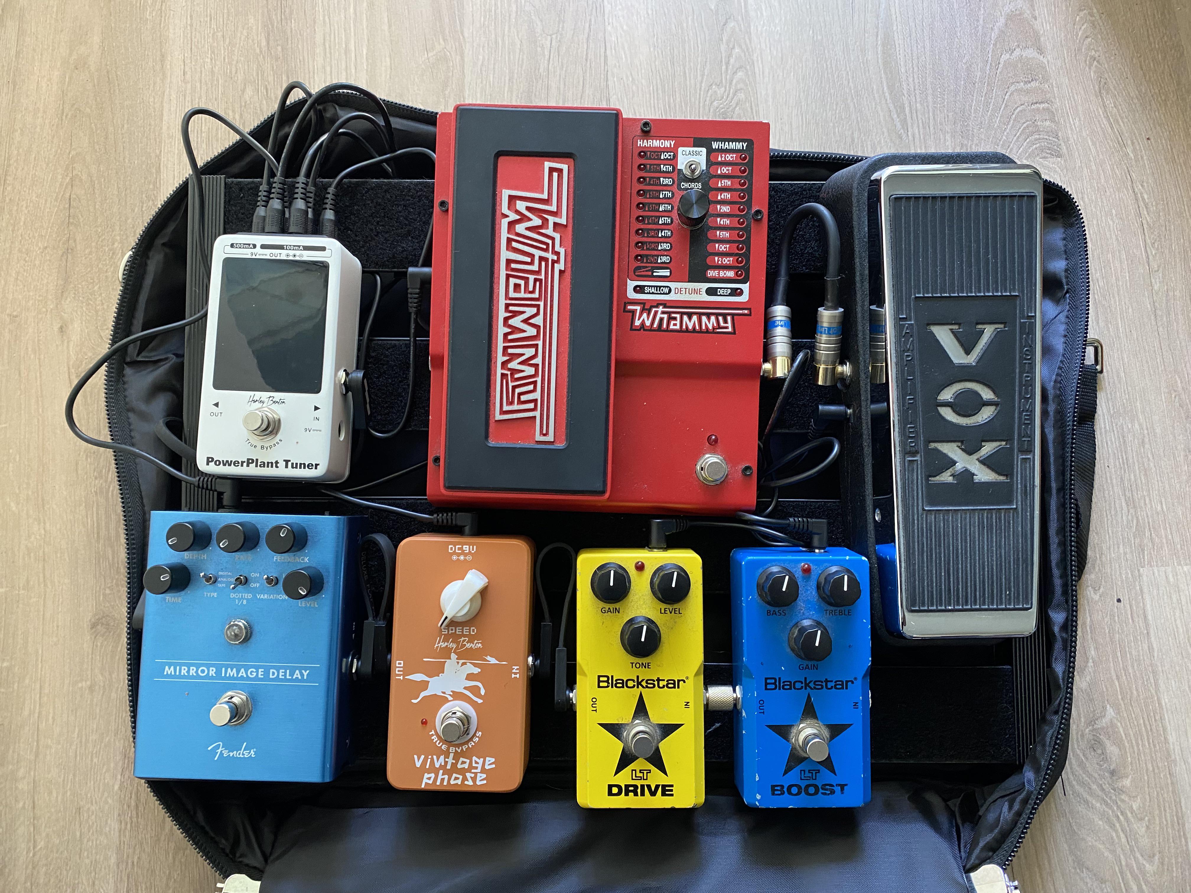 Finally bought myself a pedalboard! It’s a Harley Benton Spaceship 40