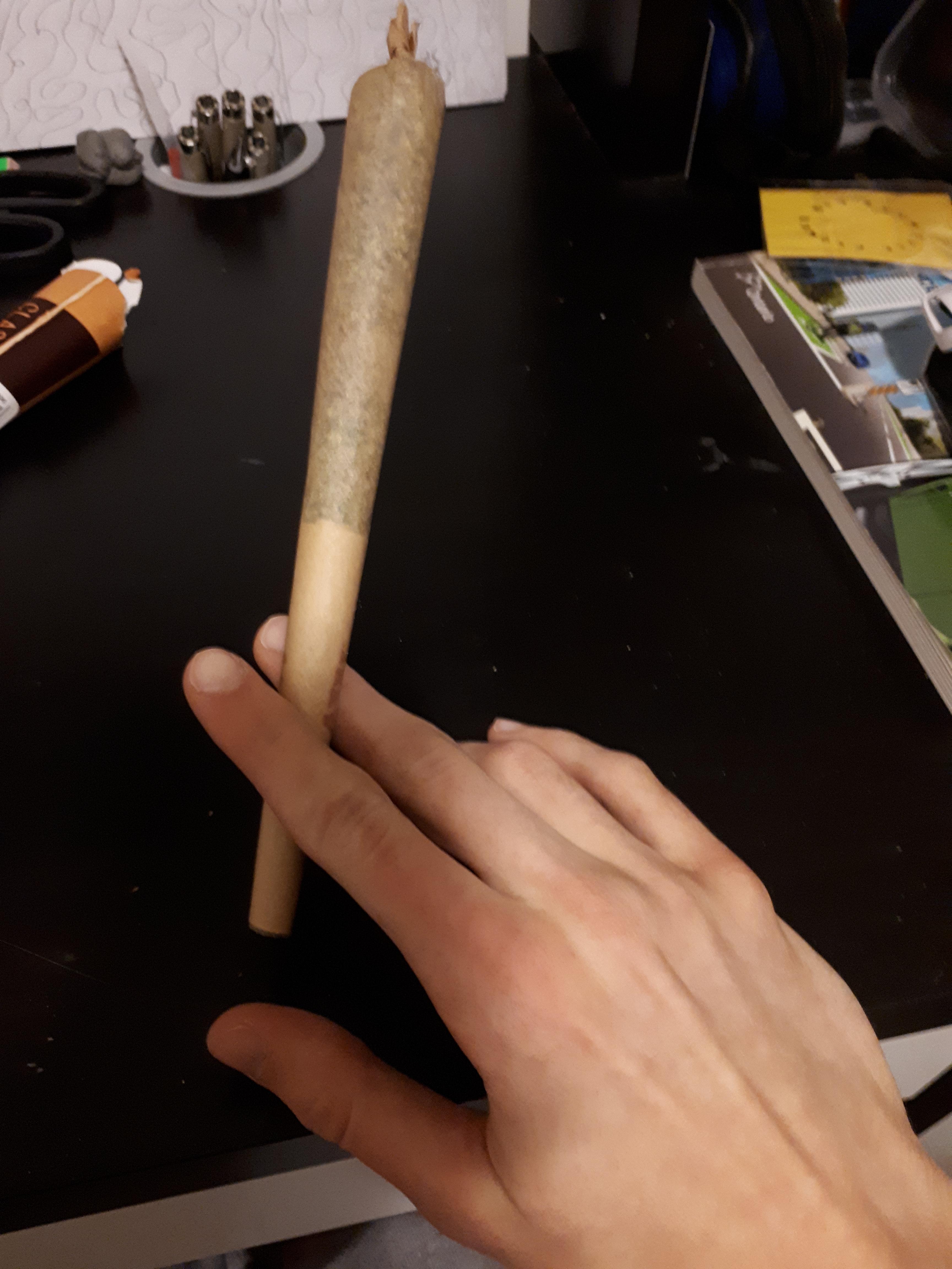 A big joint to match my big hands r/weed