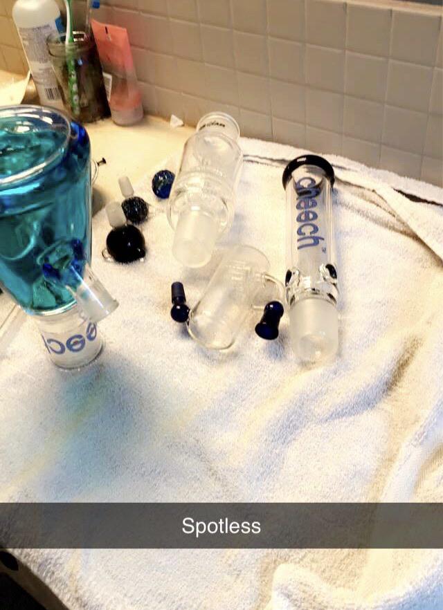 So satisfying cleaning your bong spotless r/Bongs