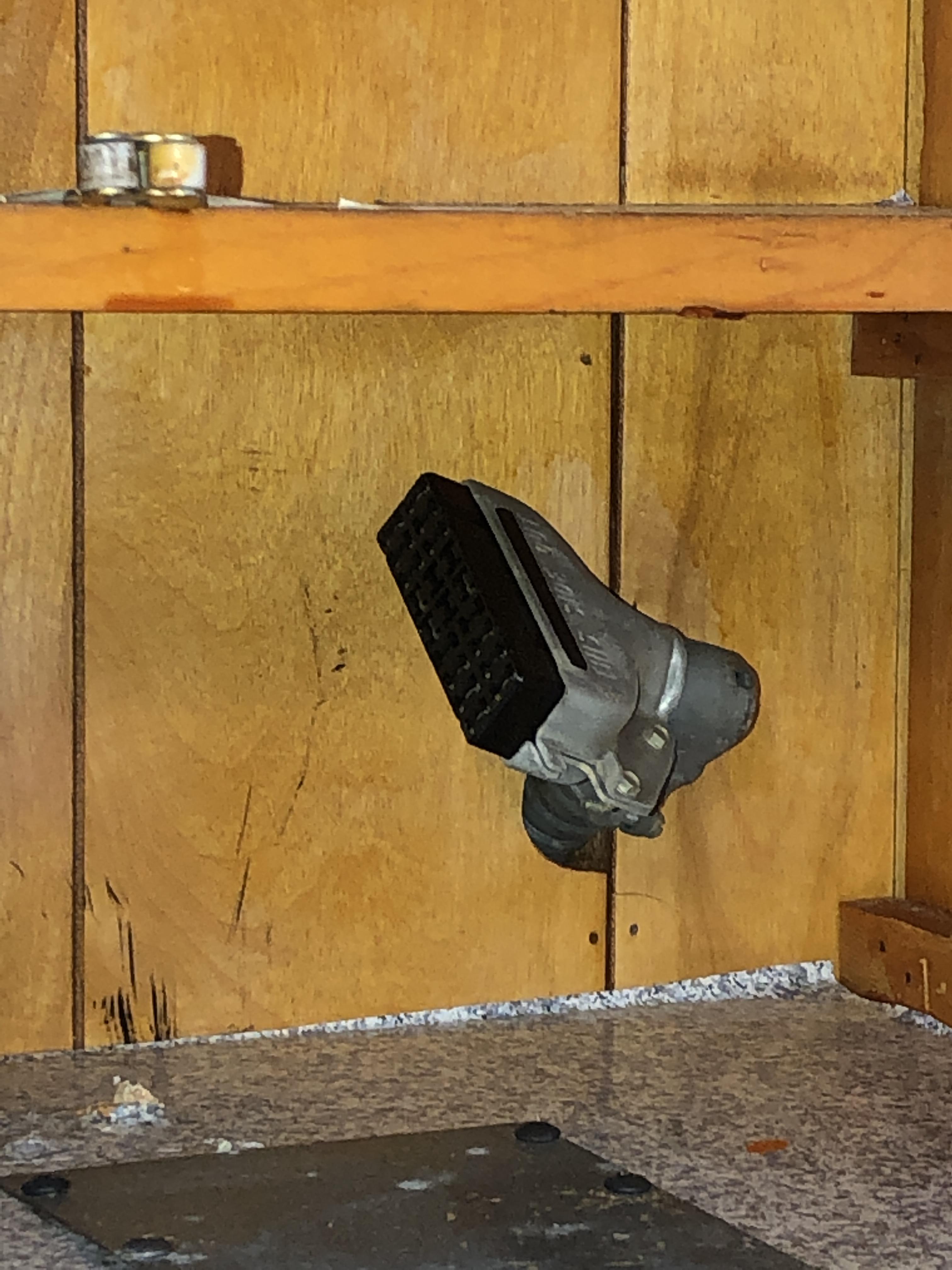 Does anyone know what kind of outlet this is? : r/electricians