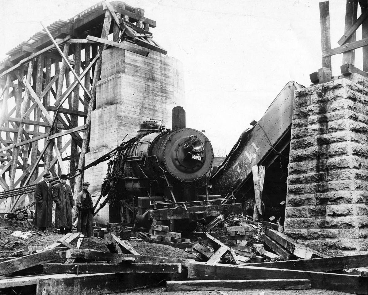 1911 photo of a trestle collapse over Salt Creek, an Illinois Central
