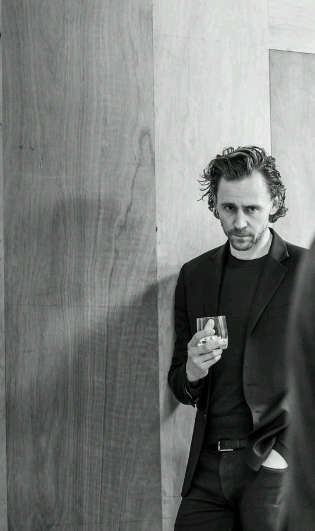 He really looks good in black and white r/tomhiddleston