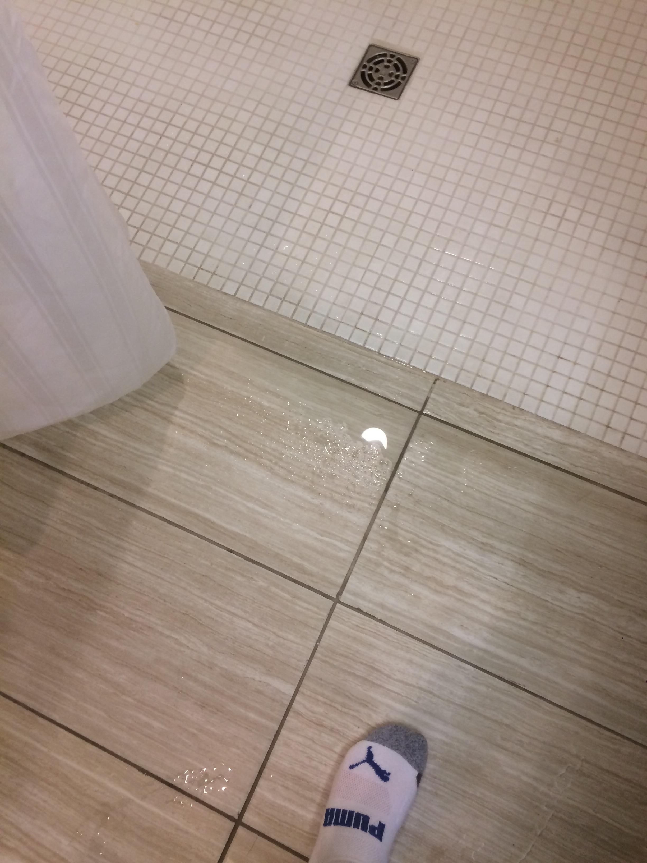 I tried to shower and water just runs into the floor r/CrappyDesign