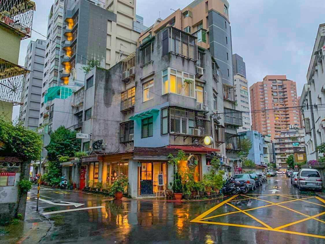 Taipei small street scene r/taiwan