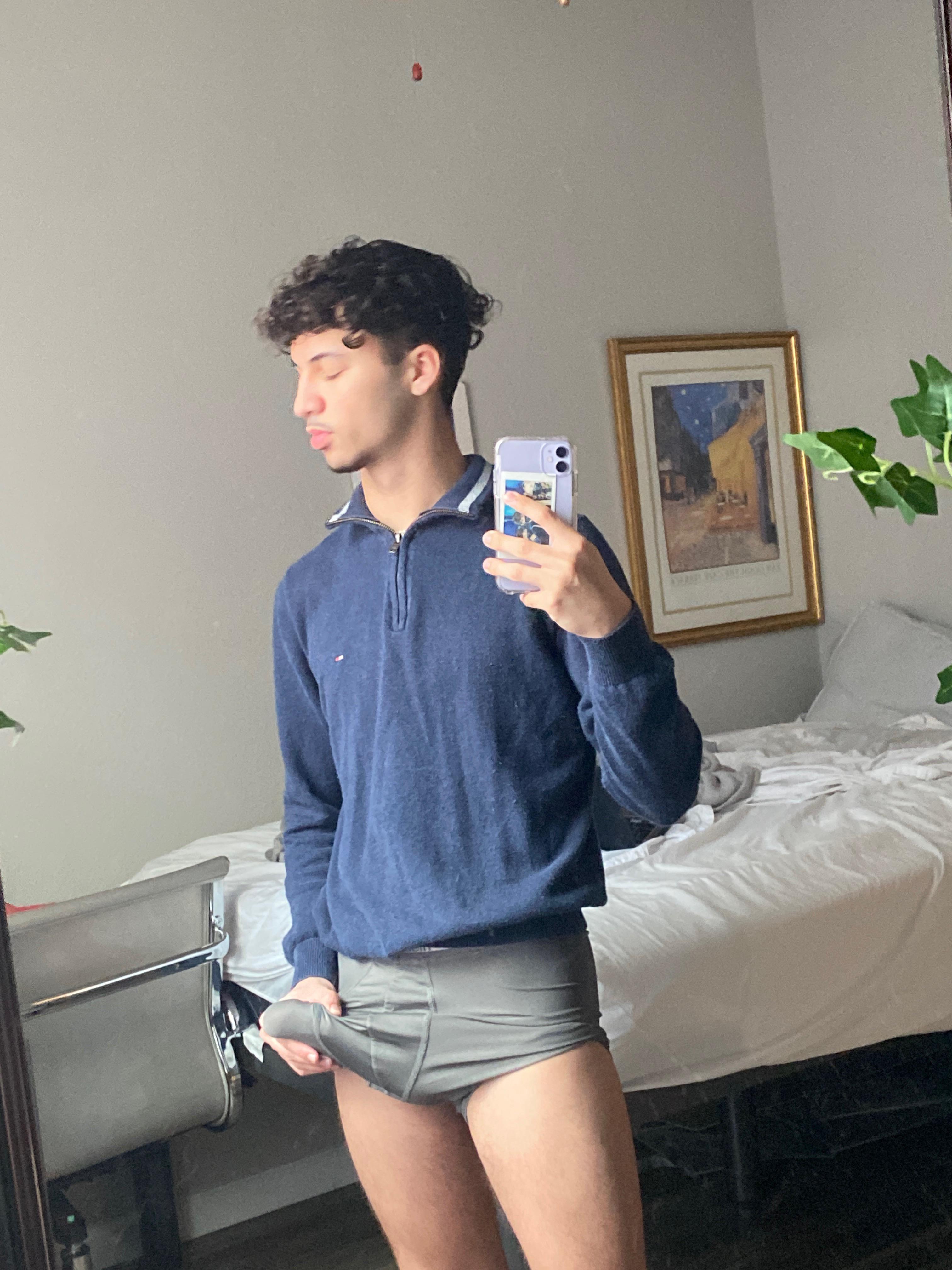 a pretty big bulge and a pretty boy ;) r/Bulges