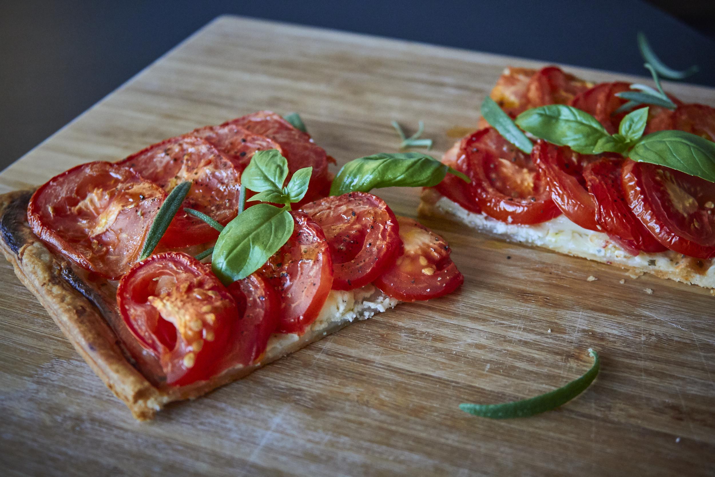 Tomato & Goat Cheese Tart using Puff Pastry [OC] [2500 x 1667] r/FoodPorn