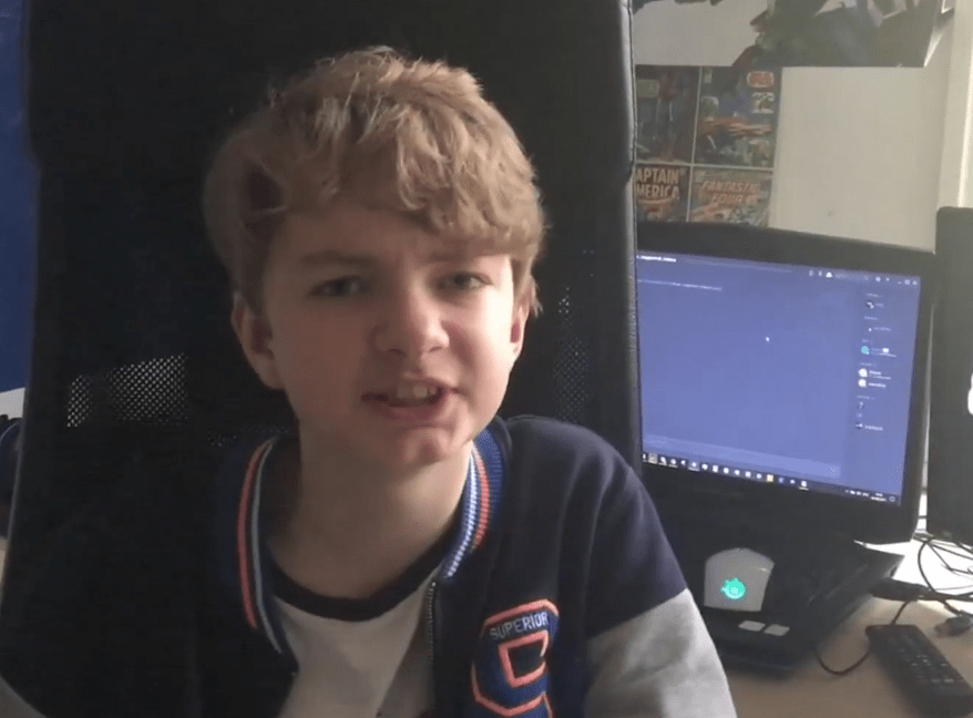 What Keyboard Does Tommyinnit Use