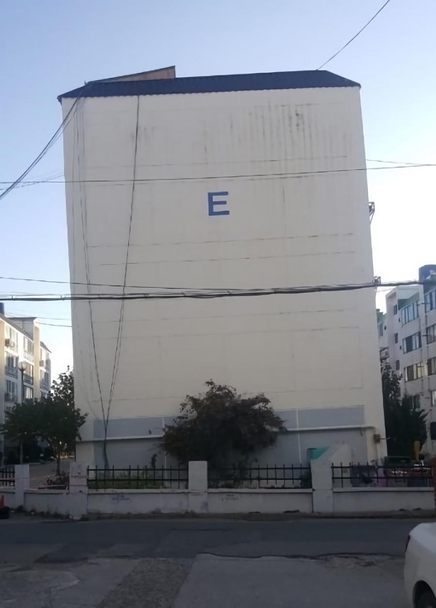 Leaning apartment in Pohang, Gyeongsang Do, Korea r/UrbanHell