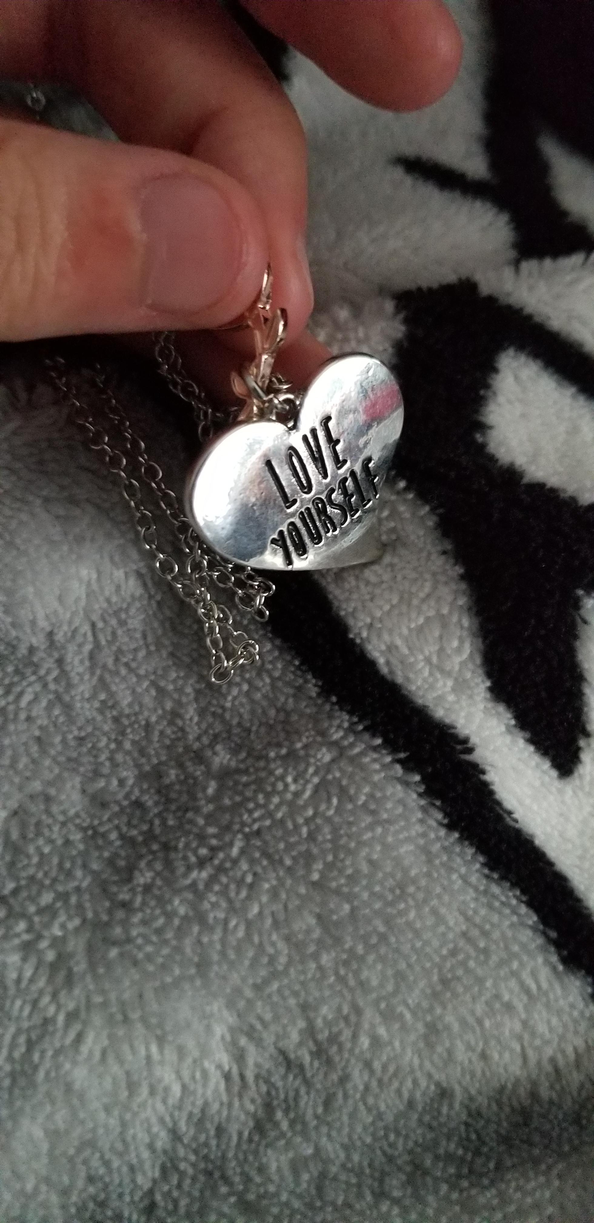 The second charm of the necklace is stuck in tbe loop of the first one