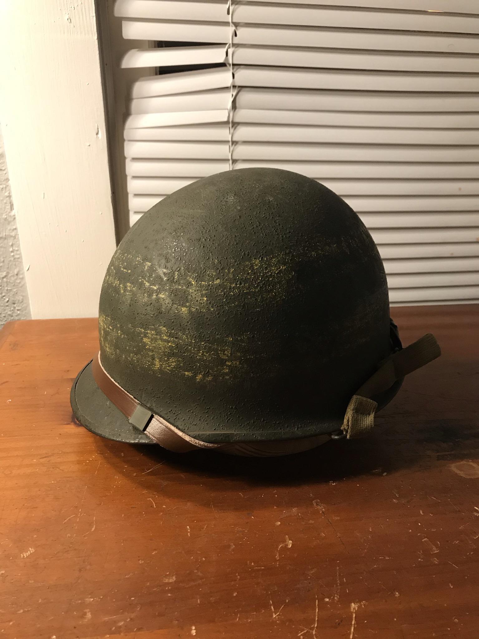 Any idea what the faint two yellow stripes mean? r/Militariacollecting