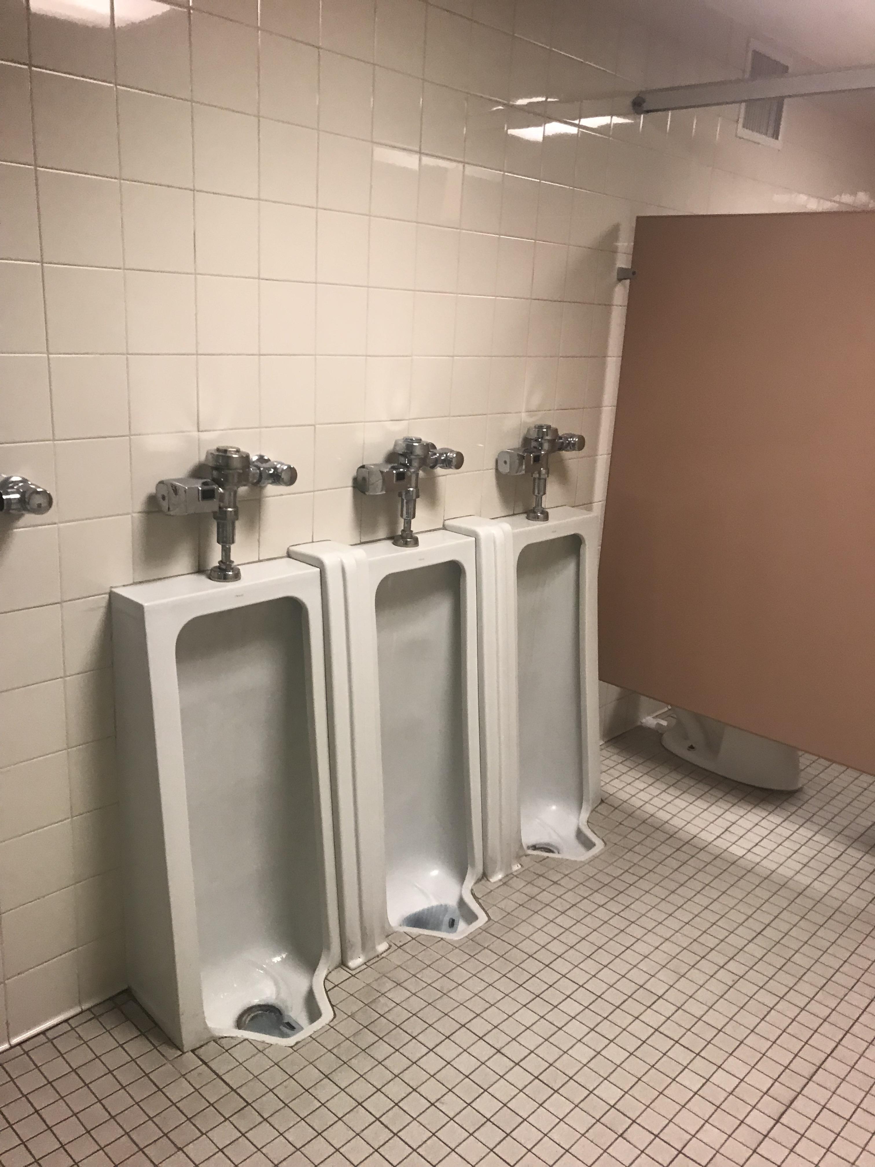How close these urinals are in the uni bathroom r/CrappyDesign