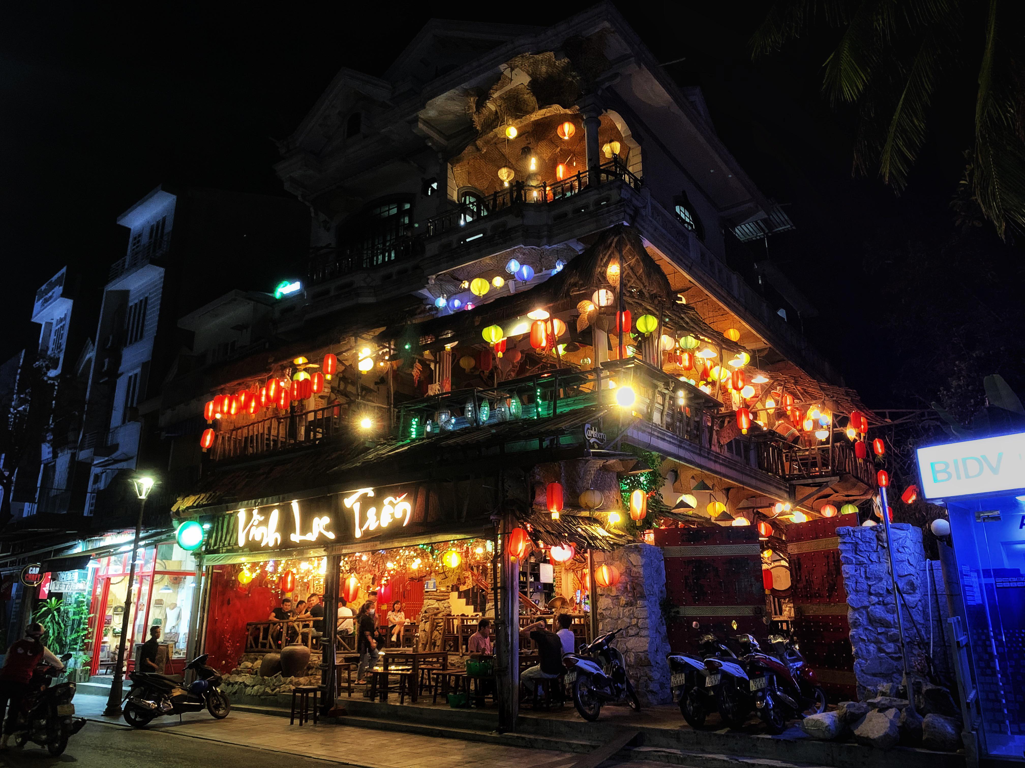 Night restaurant in Hue Vietnam r/pics