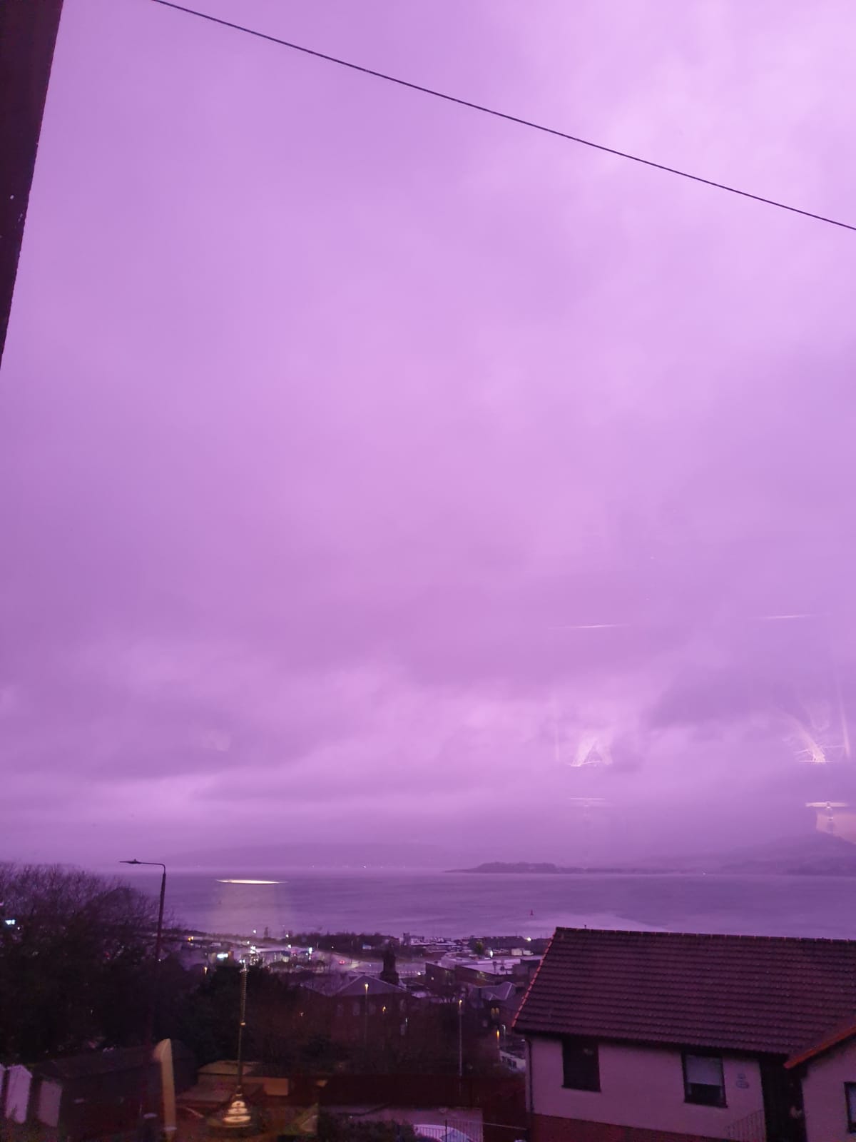 A pink sky tonight in port glasgow r/Scotland