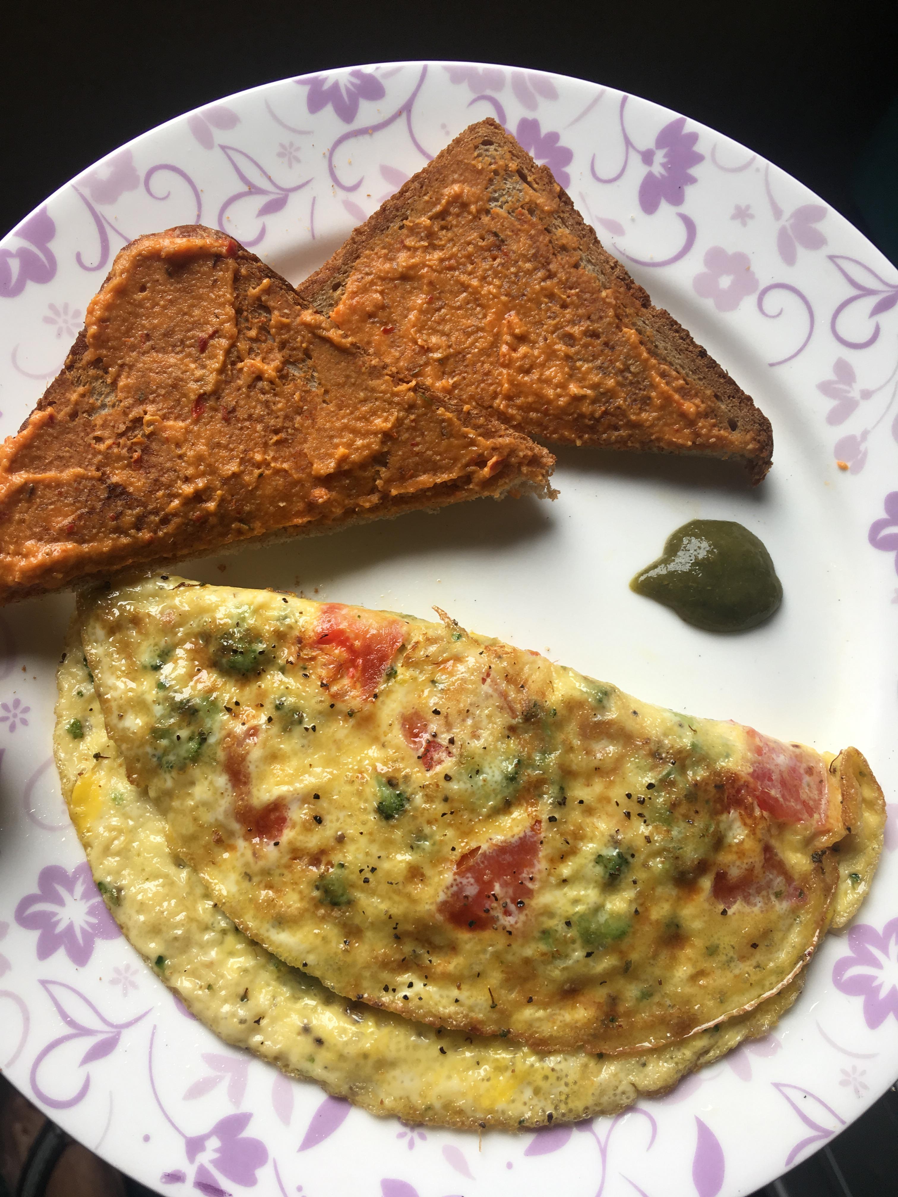 [homemade] Broccolitomatoricotta omelette and piripiri hummus on