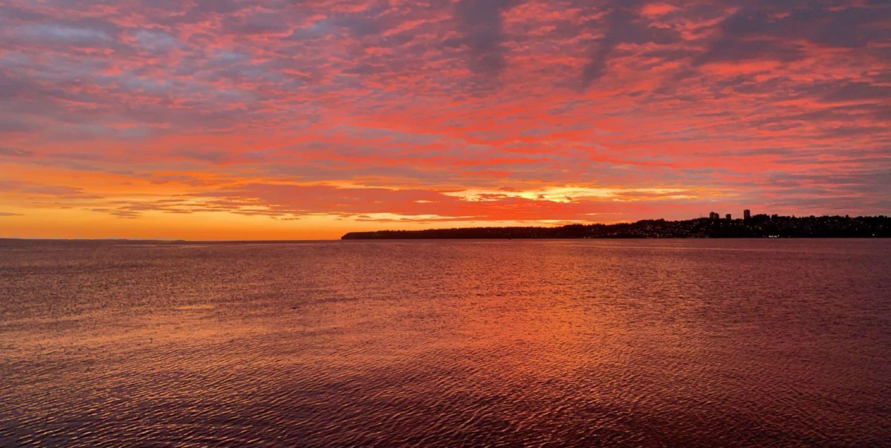 The sunset in Blaine Washington. r/SkyPorn
