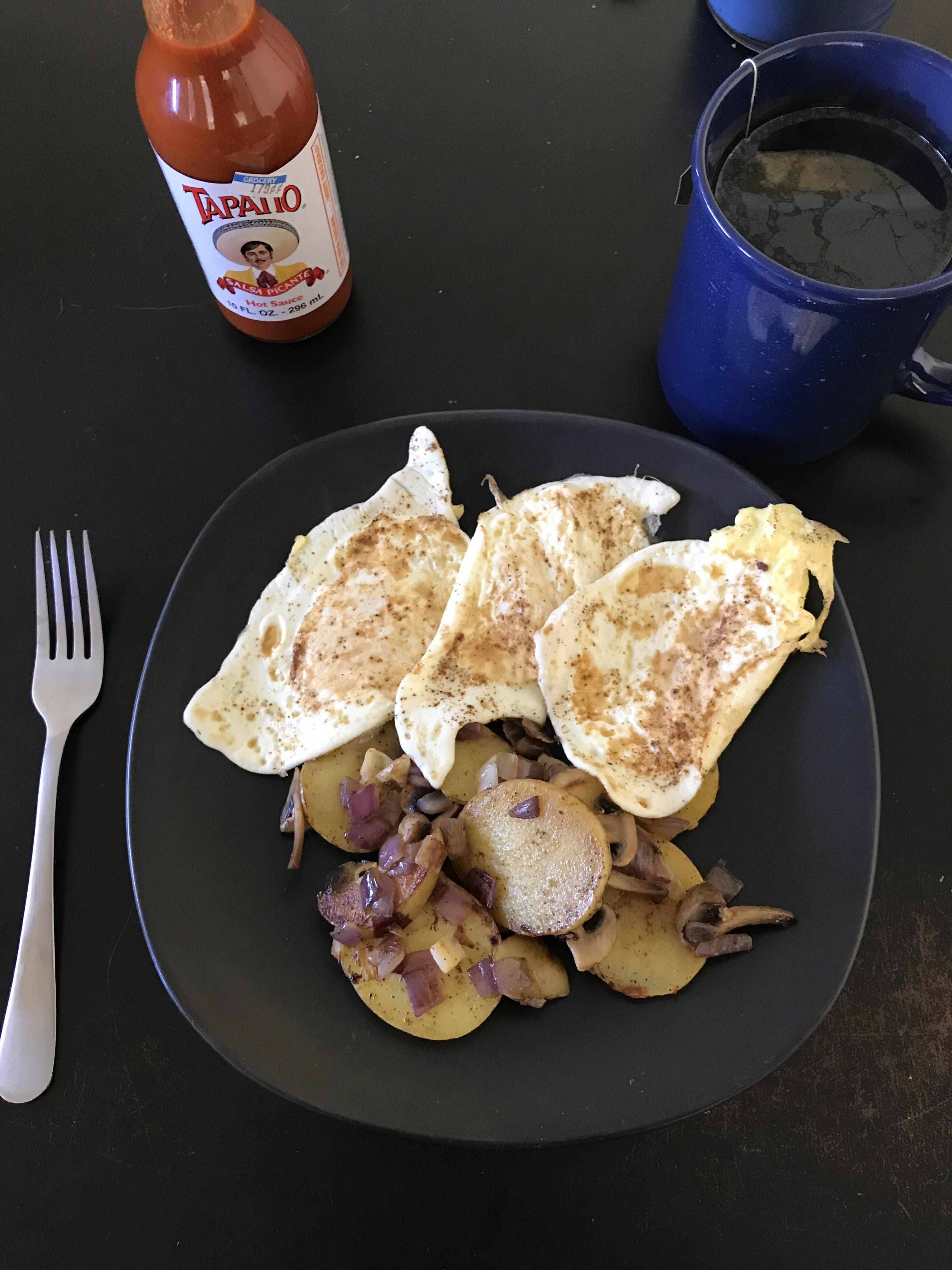 Eggs, potatoes, onions , garlic and mushrooms. Happy Saturday! 🤙🏼 r/Breakfast