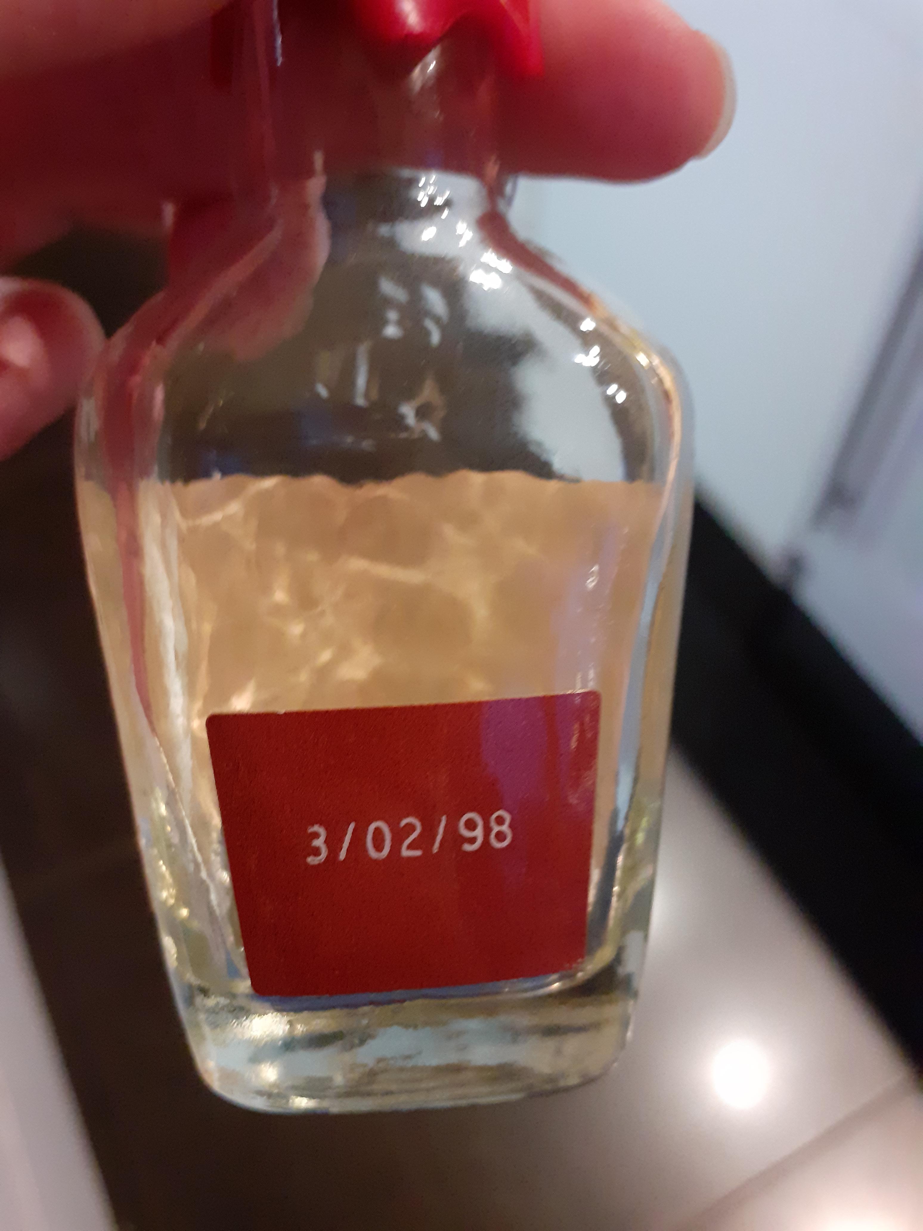 The expiration date on this whiskey bottle is from 1998. r