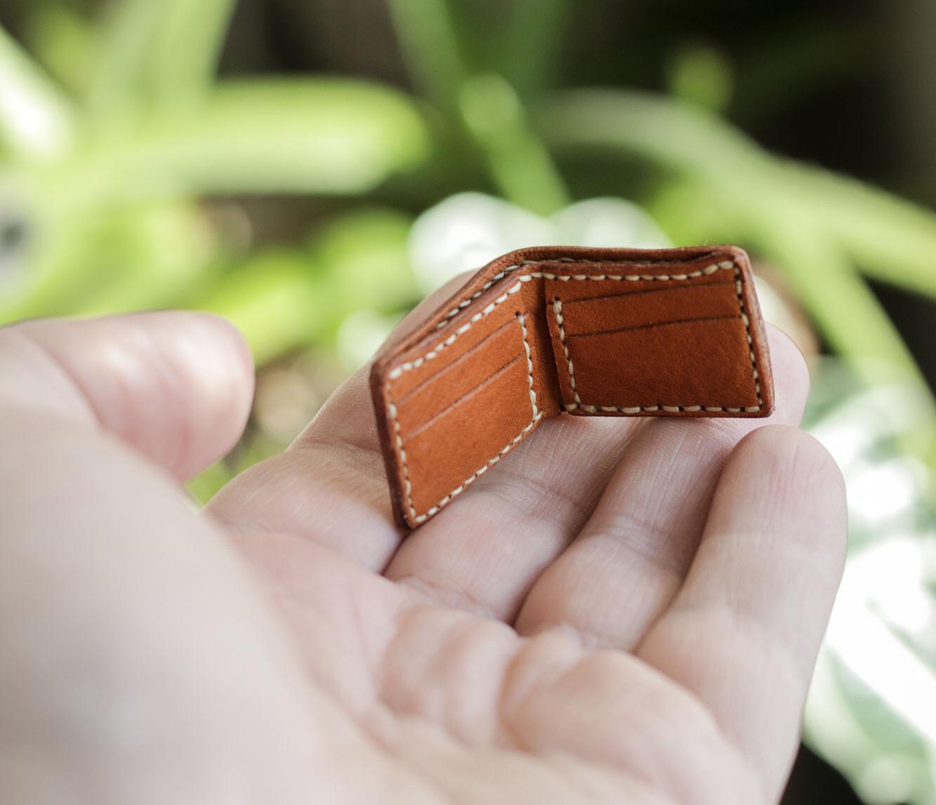 Made a Tiny Wallet! r/Leathercraft