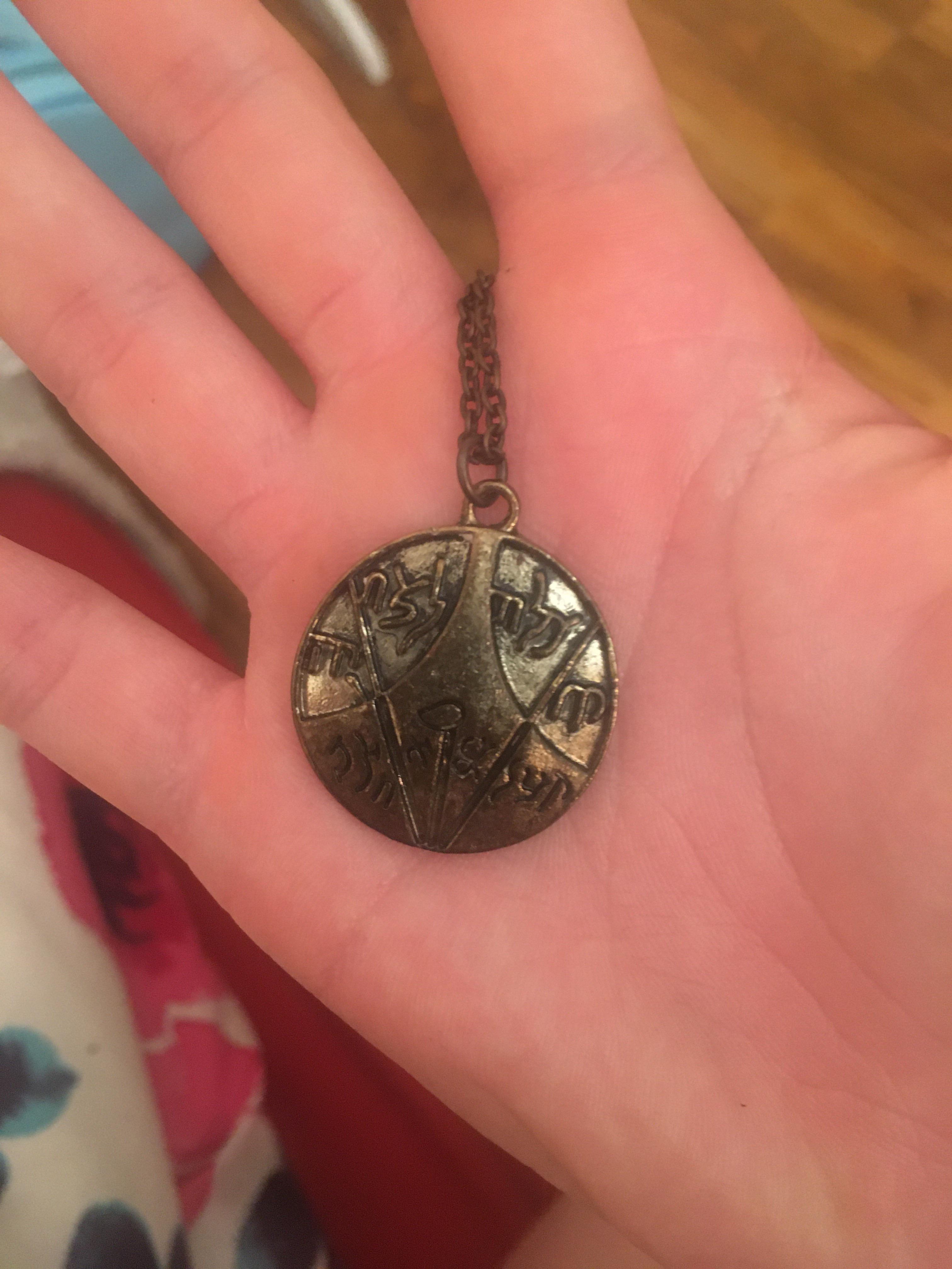 [unknown>english] i have a pendant and i’m unsure if it’s meaning or