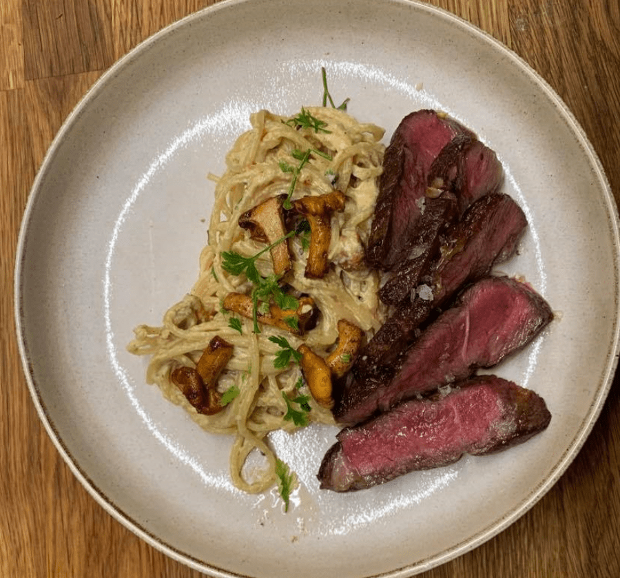 [Homemade] Steak with chanterelle mushrooms and creamy pasta r/food