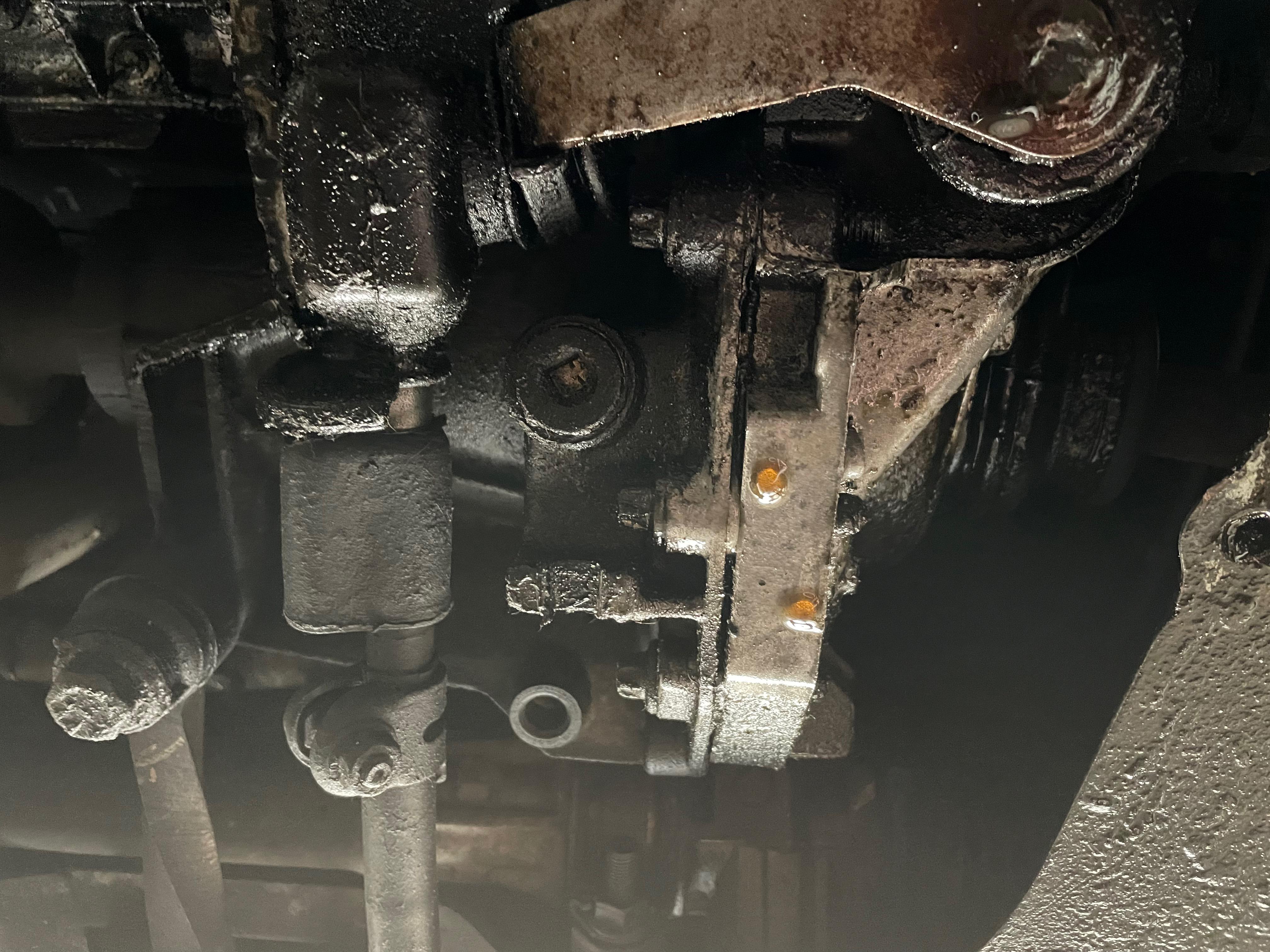 Severe oil leak on left cv shaft joint : Renault