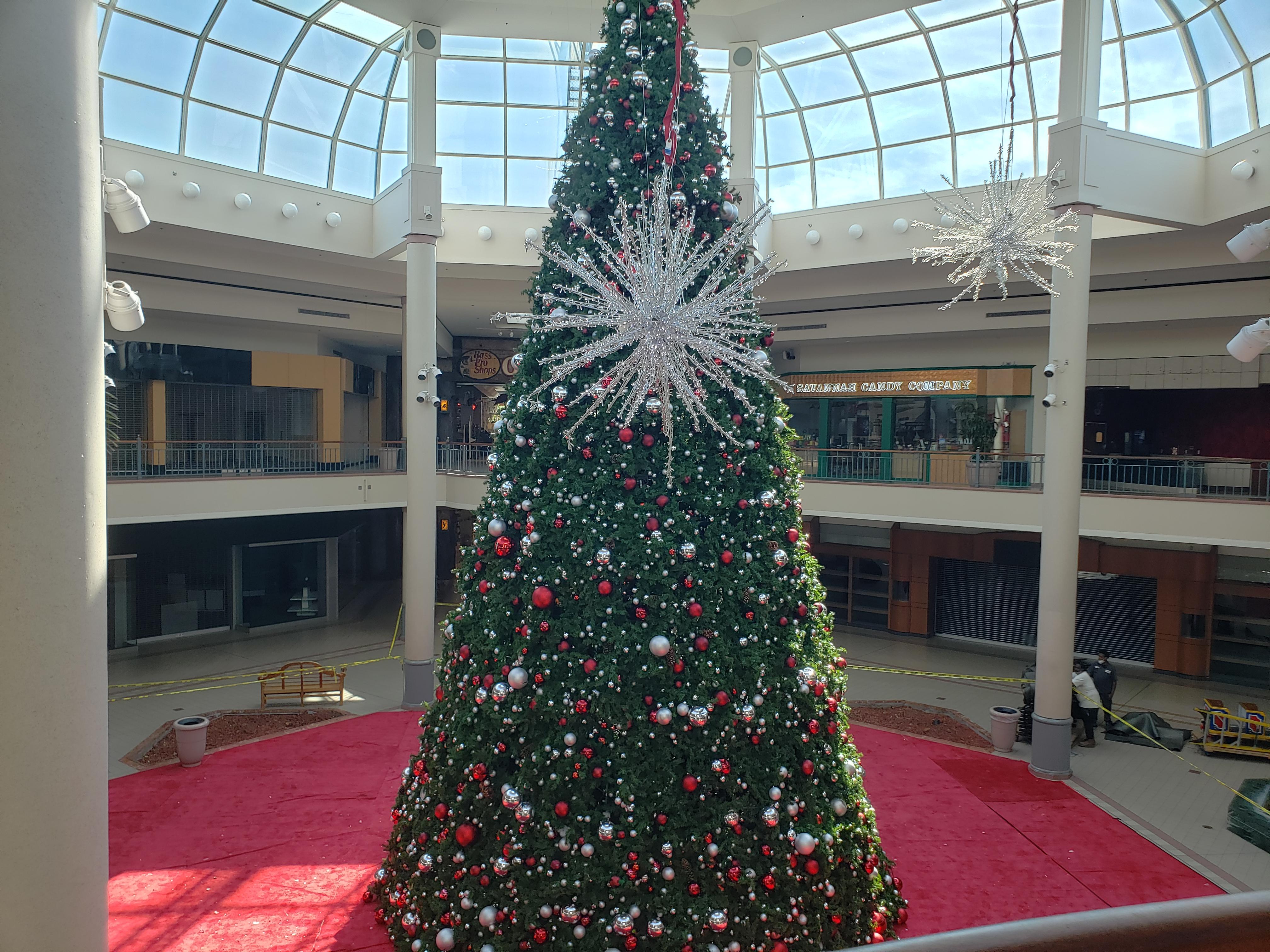 When a dying mall decorates for what's probably it's last Christmas
