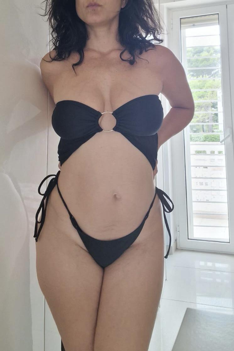 [F] Young and sexy hotwife selfie posing for new bull : KCGoneWild