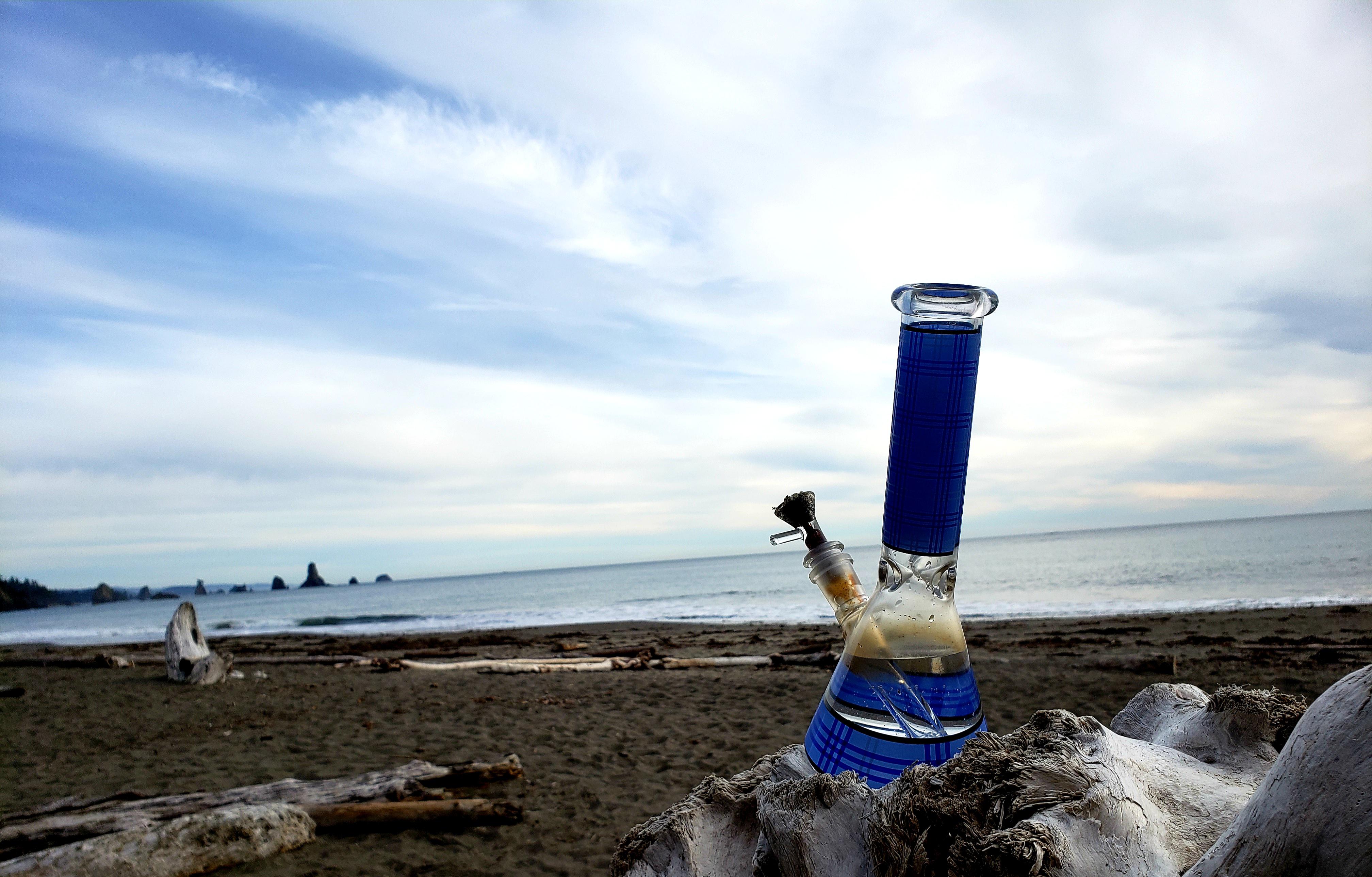 Glam shot of my new bong on the beach 😁 r/entwives