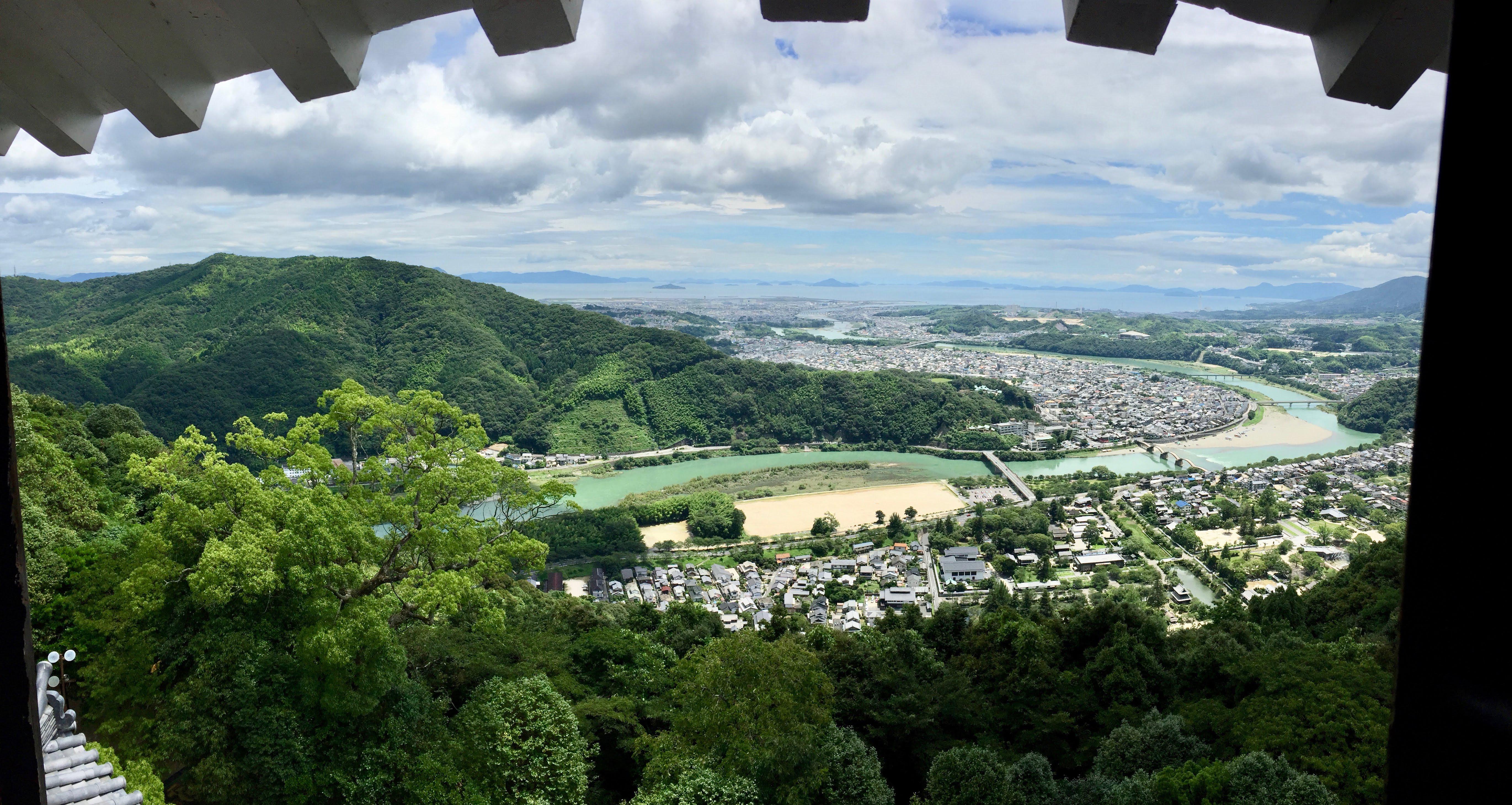 Iwakuni as seen from Iwakuni Castle [OC] r/japanpics
