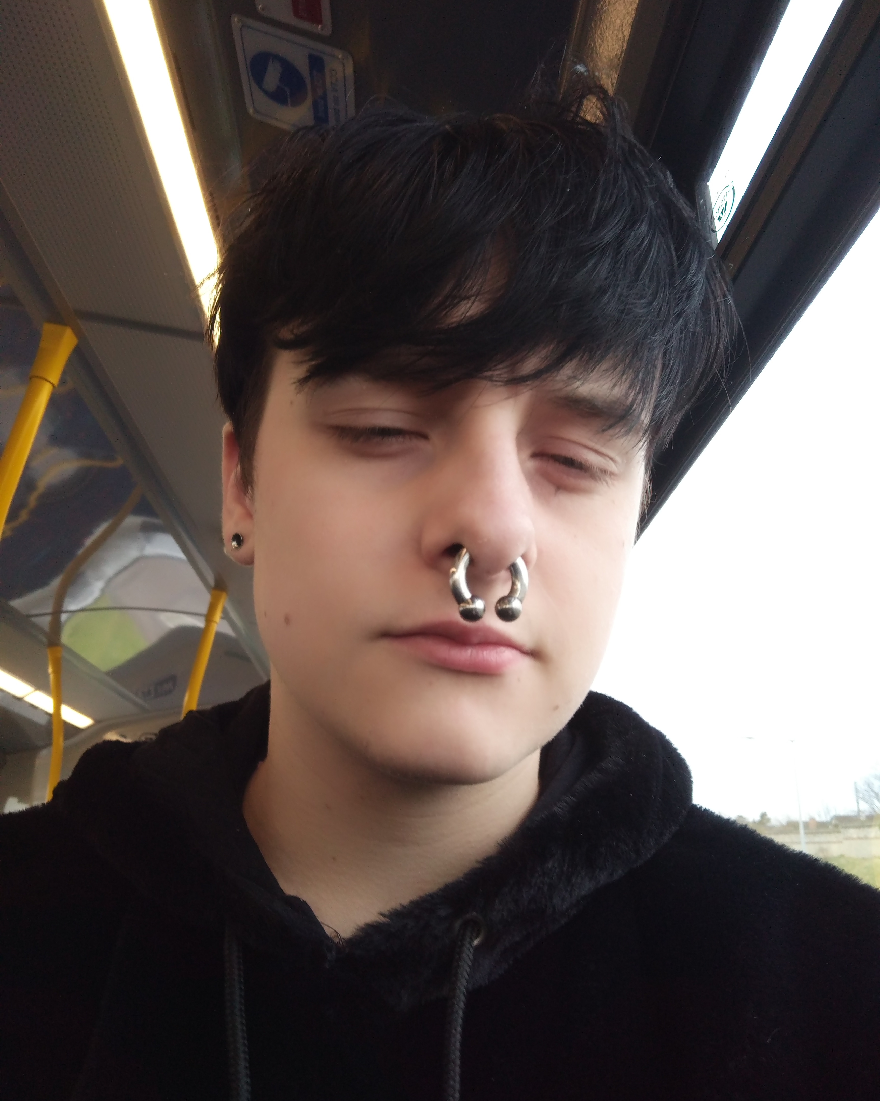 I finally got a septum ring that fits my face at 5mm r/piercing