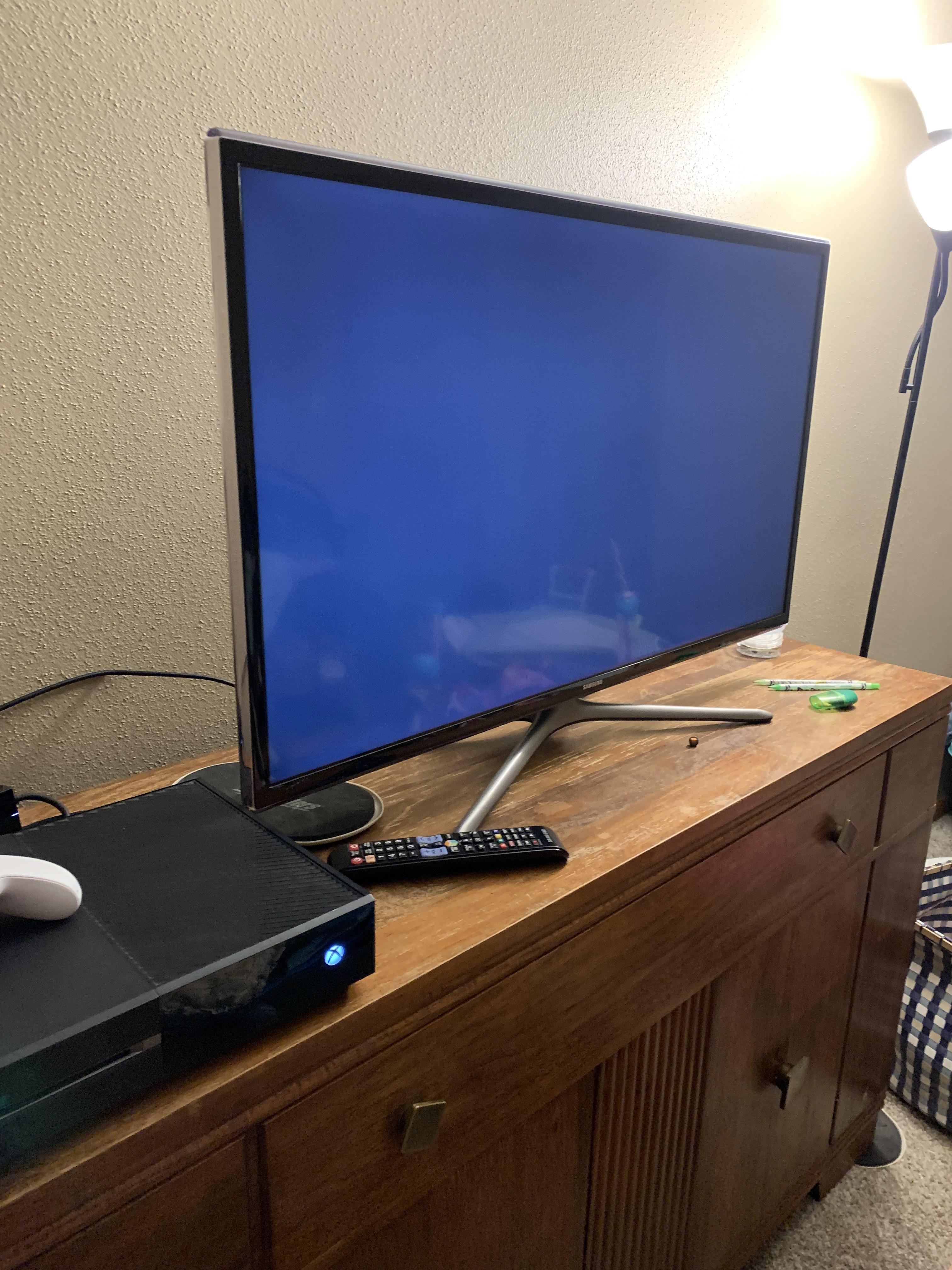 Xbox one turns on but screen just stays like this. Tried it on a