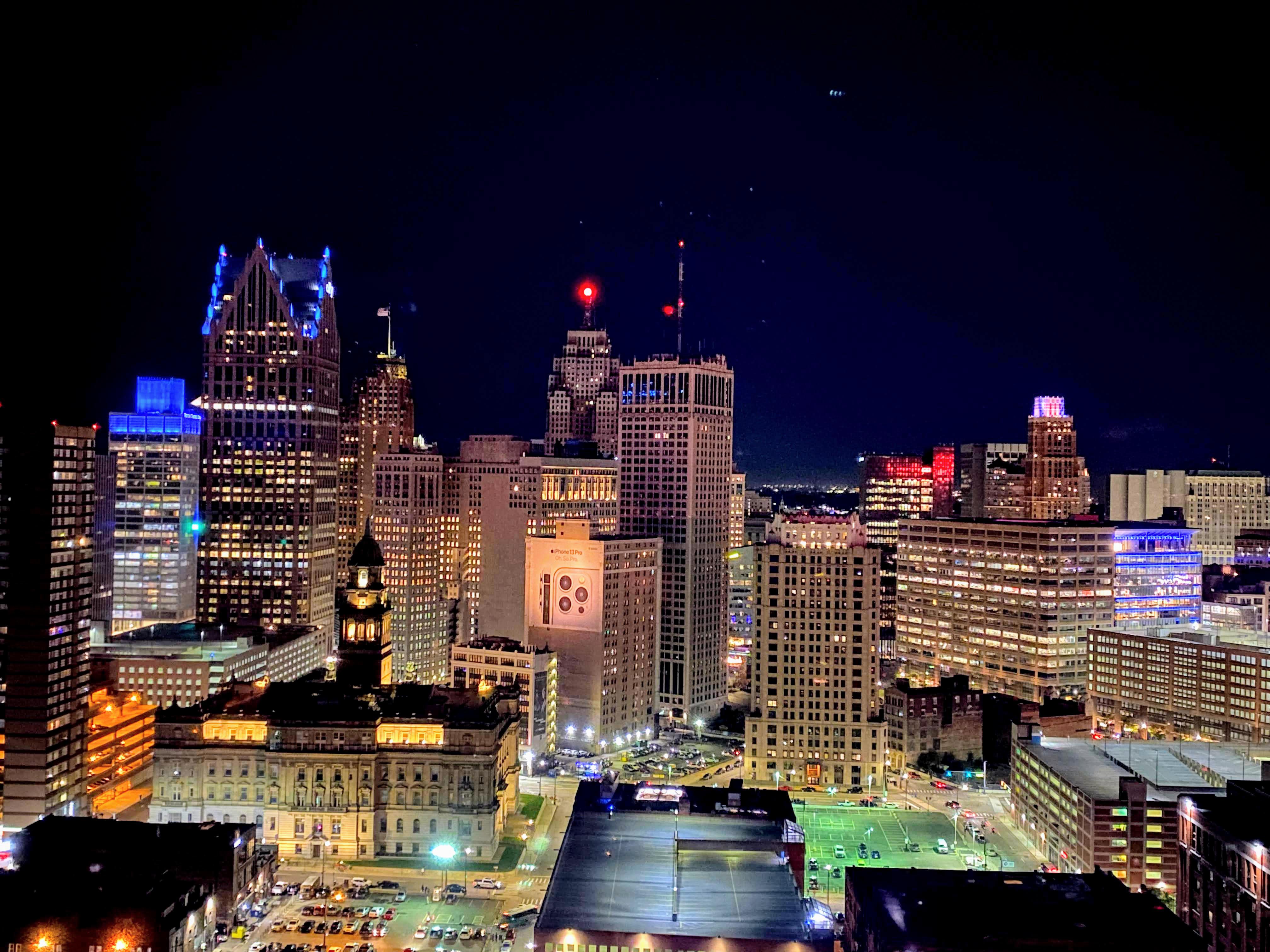 This city (Detroit) at night is a beautiful place : r/CityPorn