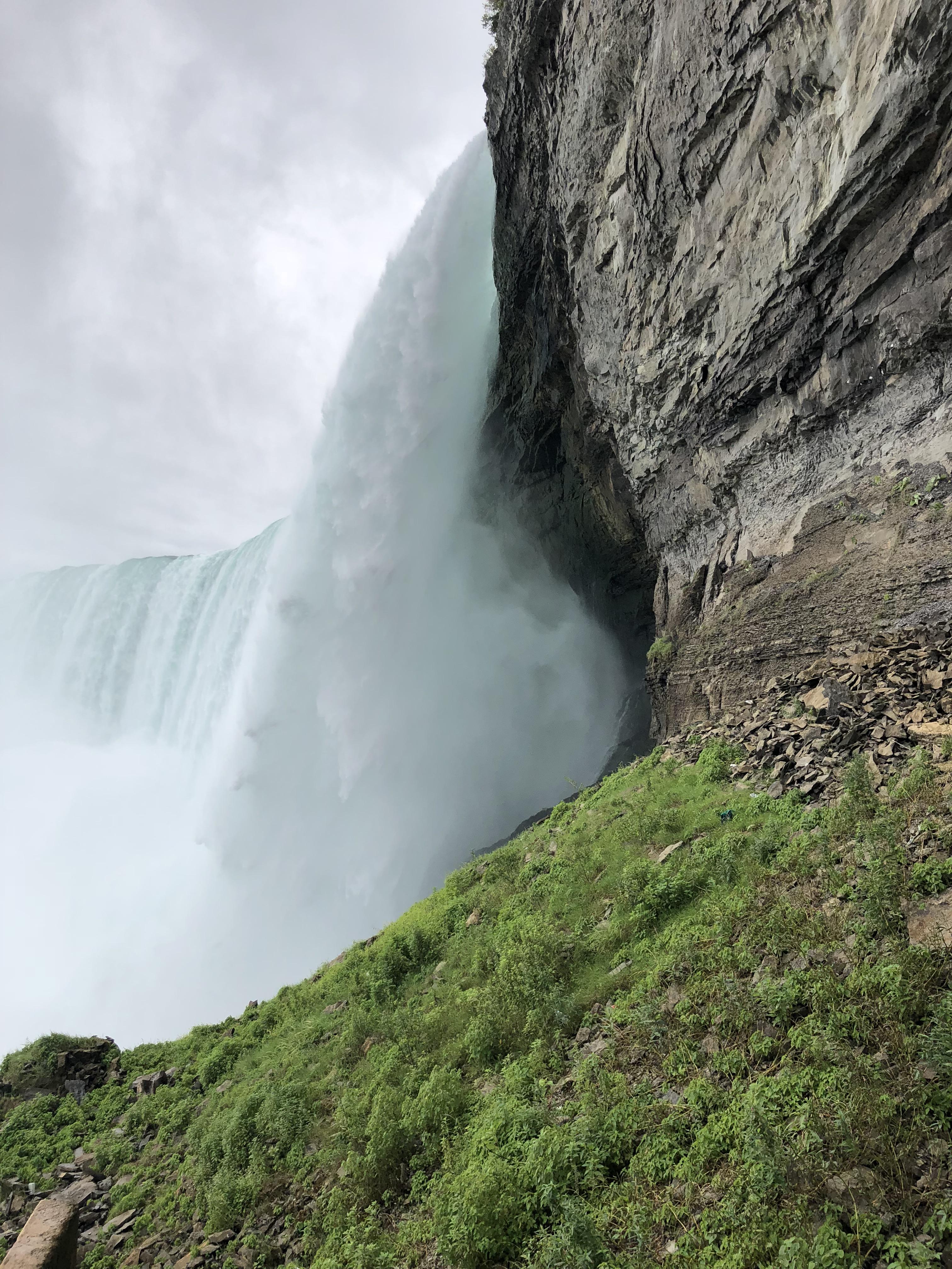 A look behind the falls. Horseshoe Falls, ON, Canada. [OC] [1536x1024] r/EarthPorn