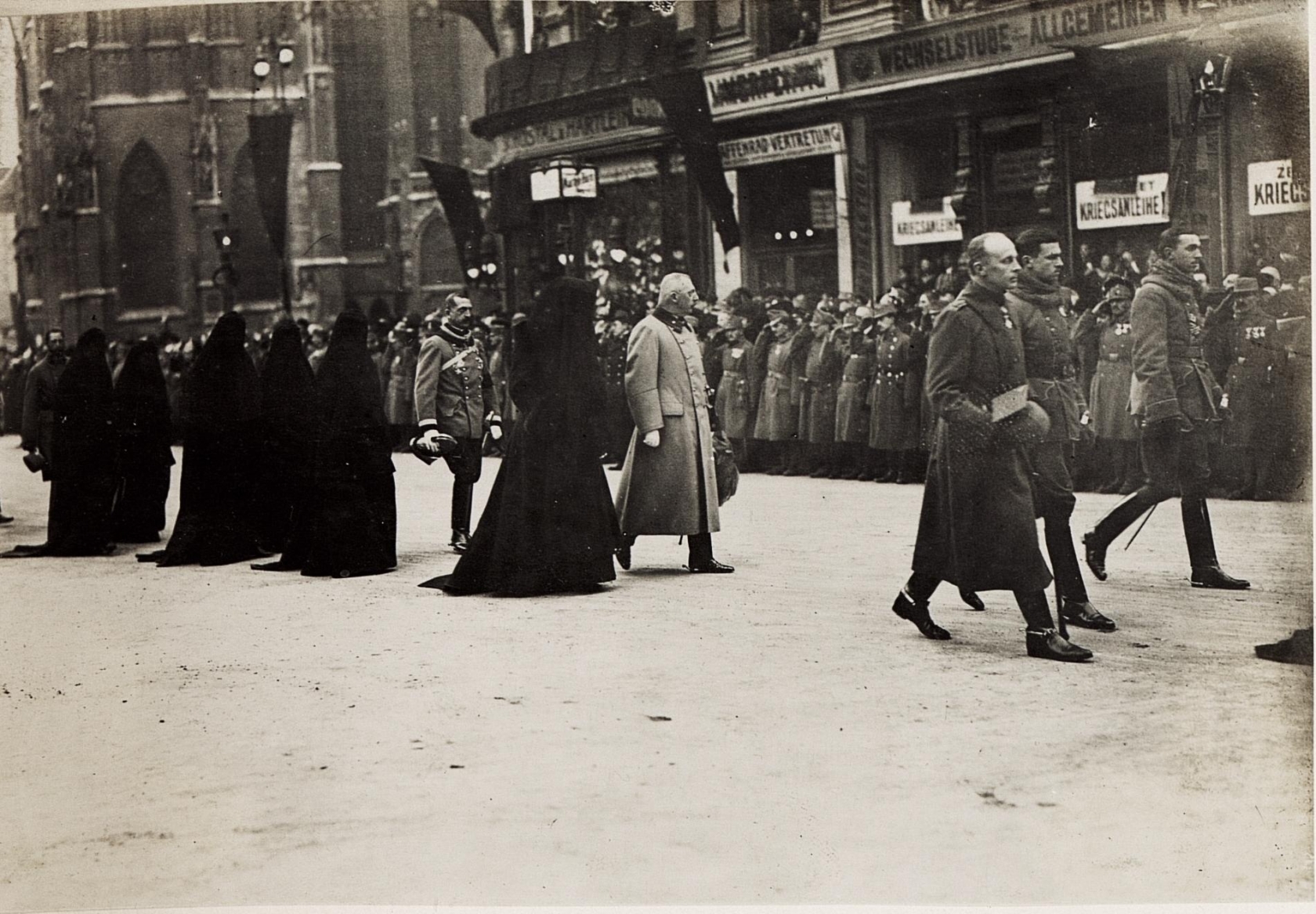 European women wearing veils, funeral of Austrian Emperor, Vienna 1916 [1680 x 1167] r/HistoryPorn