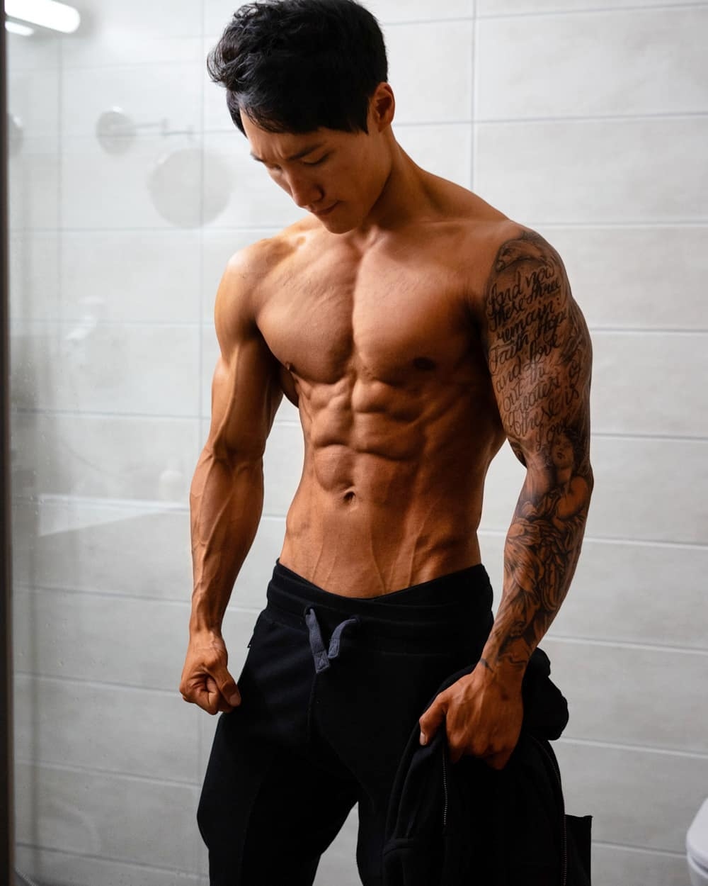 A South Korean dude from my Gym, what do you think? r/nattyorjuice