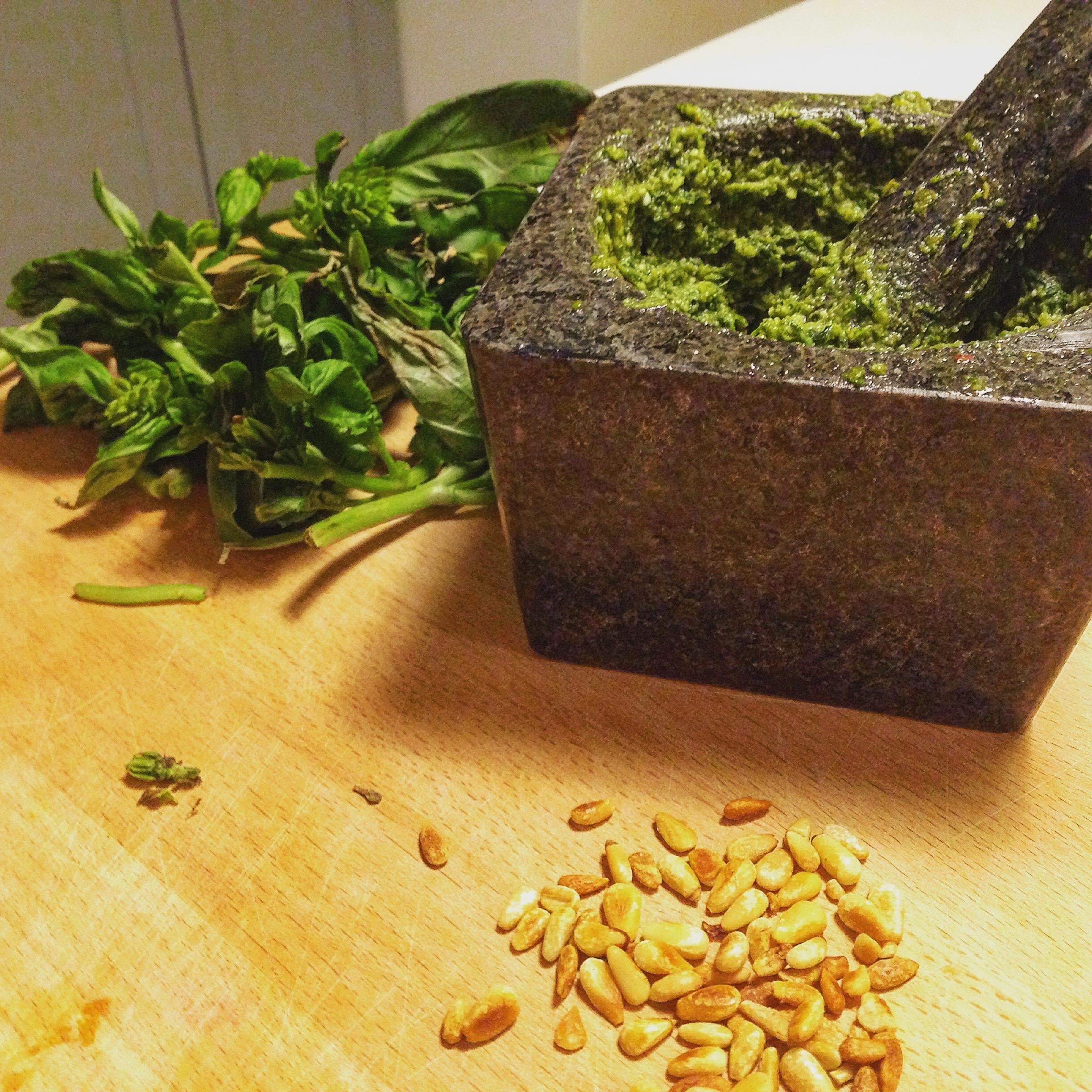 Making Fresh basil pesto with a Pestle and mortar [oC] r/food