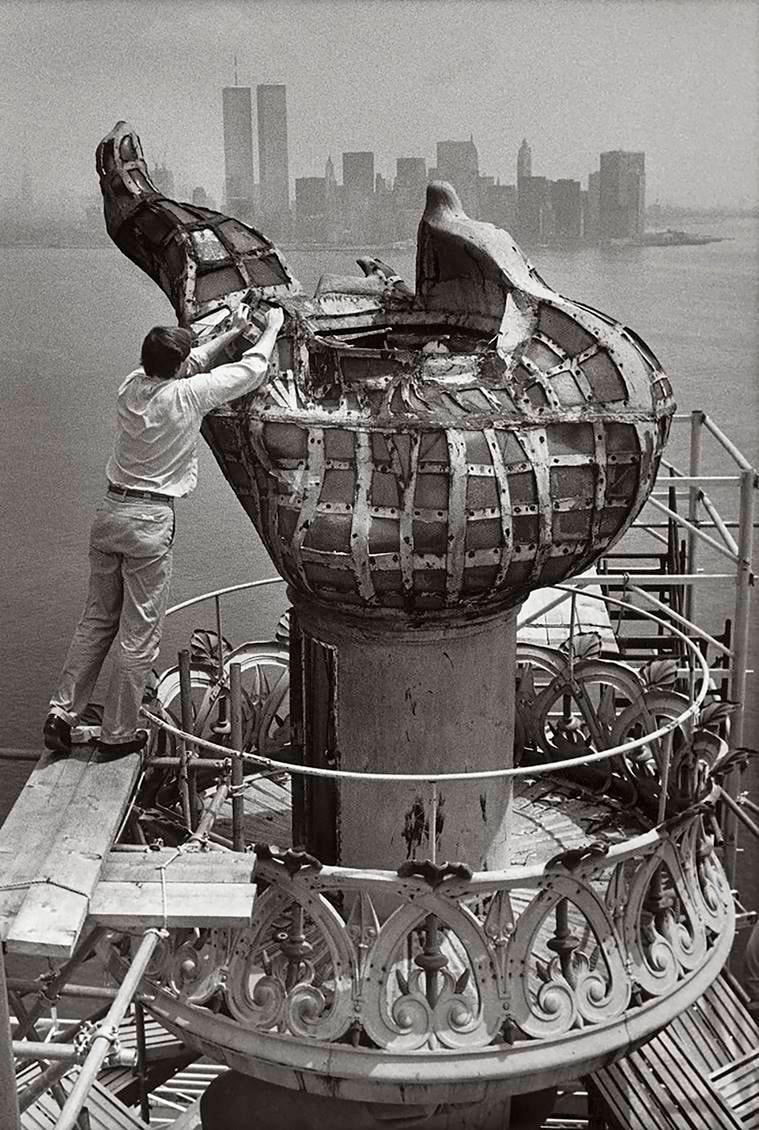 A construction worker making preparations for the removal of the statue