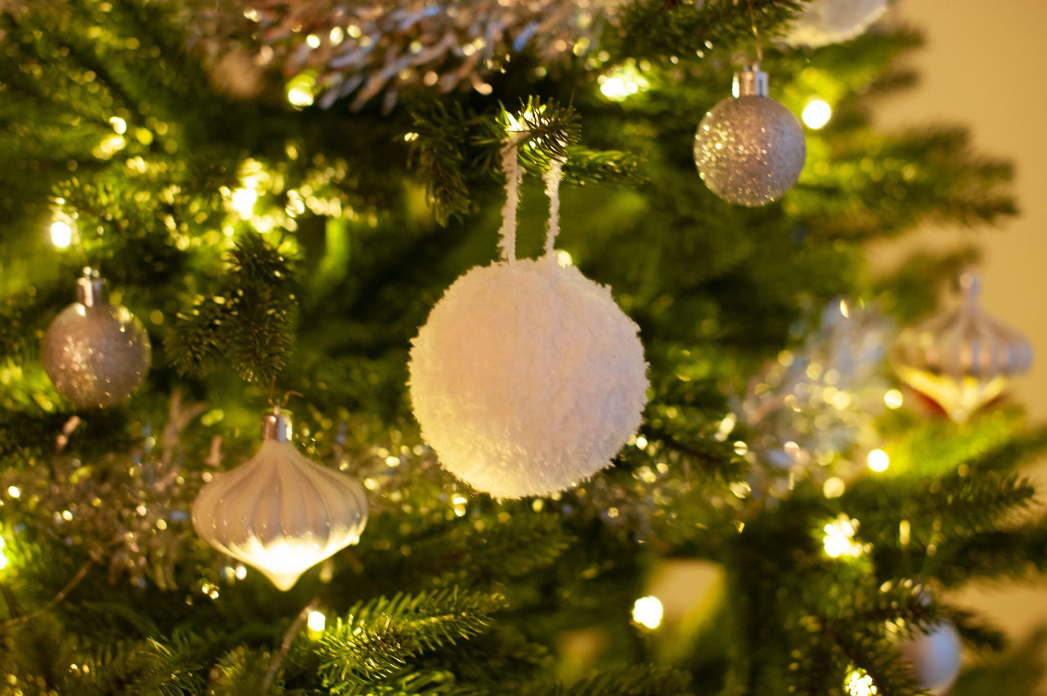 I needed catsafe tree ornaments, so I knitted some! r/knitting