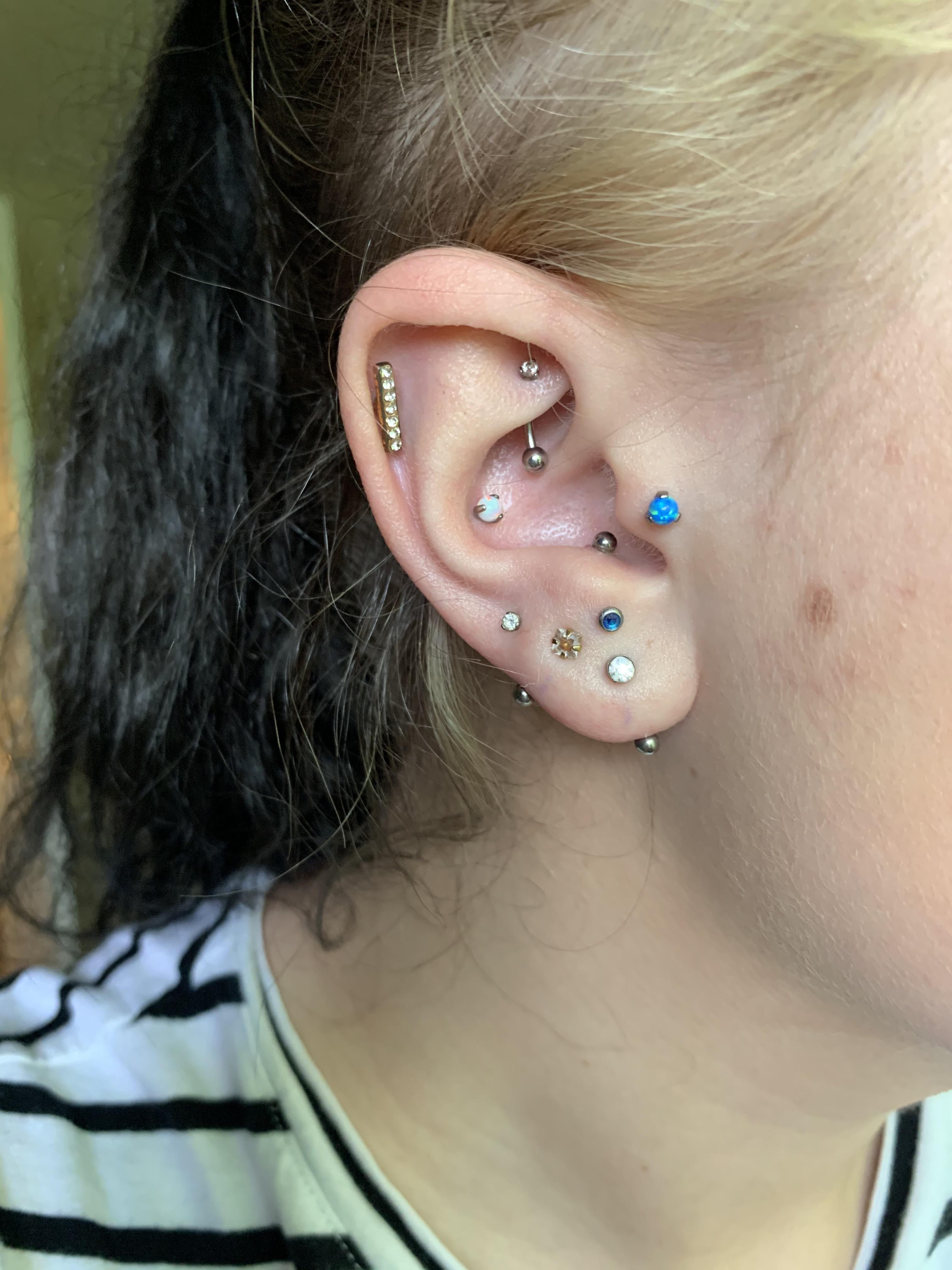 New Transverse (horizontal) lobe piercing I got done today! r/piercing